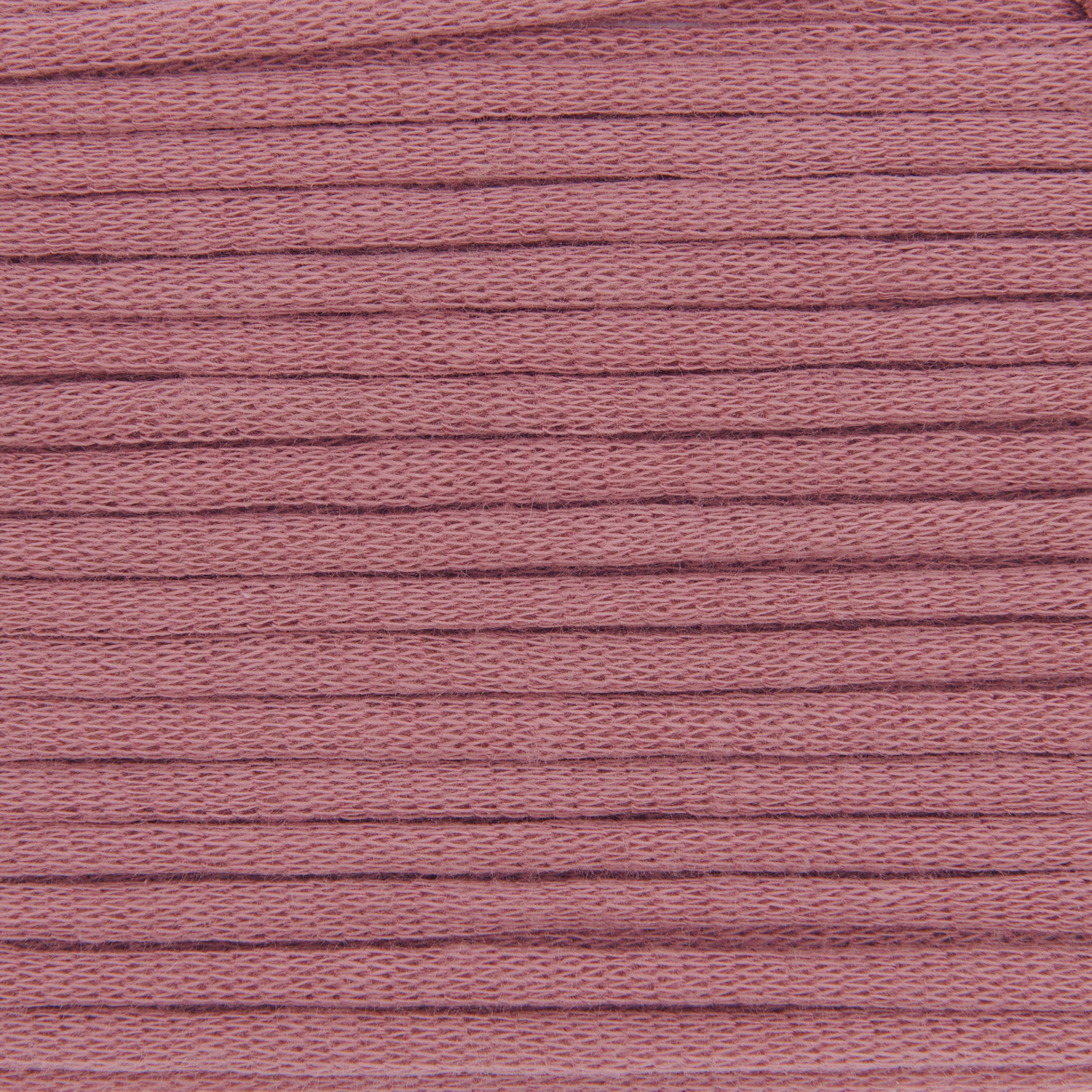 Fashion Jersey in Beere von Rico Design, 50g 72m. Nahaufnahme eines gestrickten Stoffes in kräftigem Beerenton.