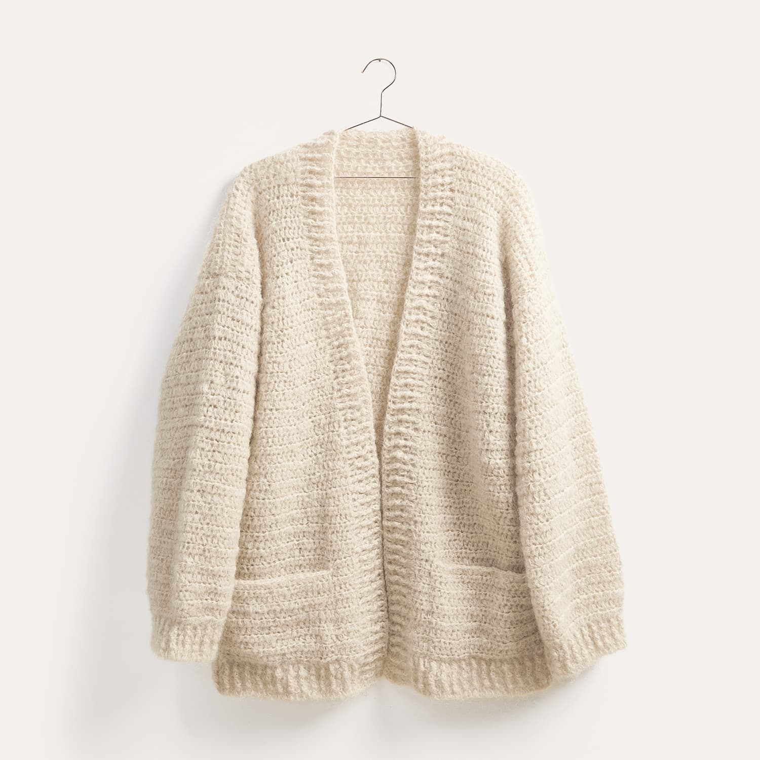 Gehäkelter Cardigan in Creme: Modell 03 aus dem Heft Winter Crochet Collection