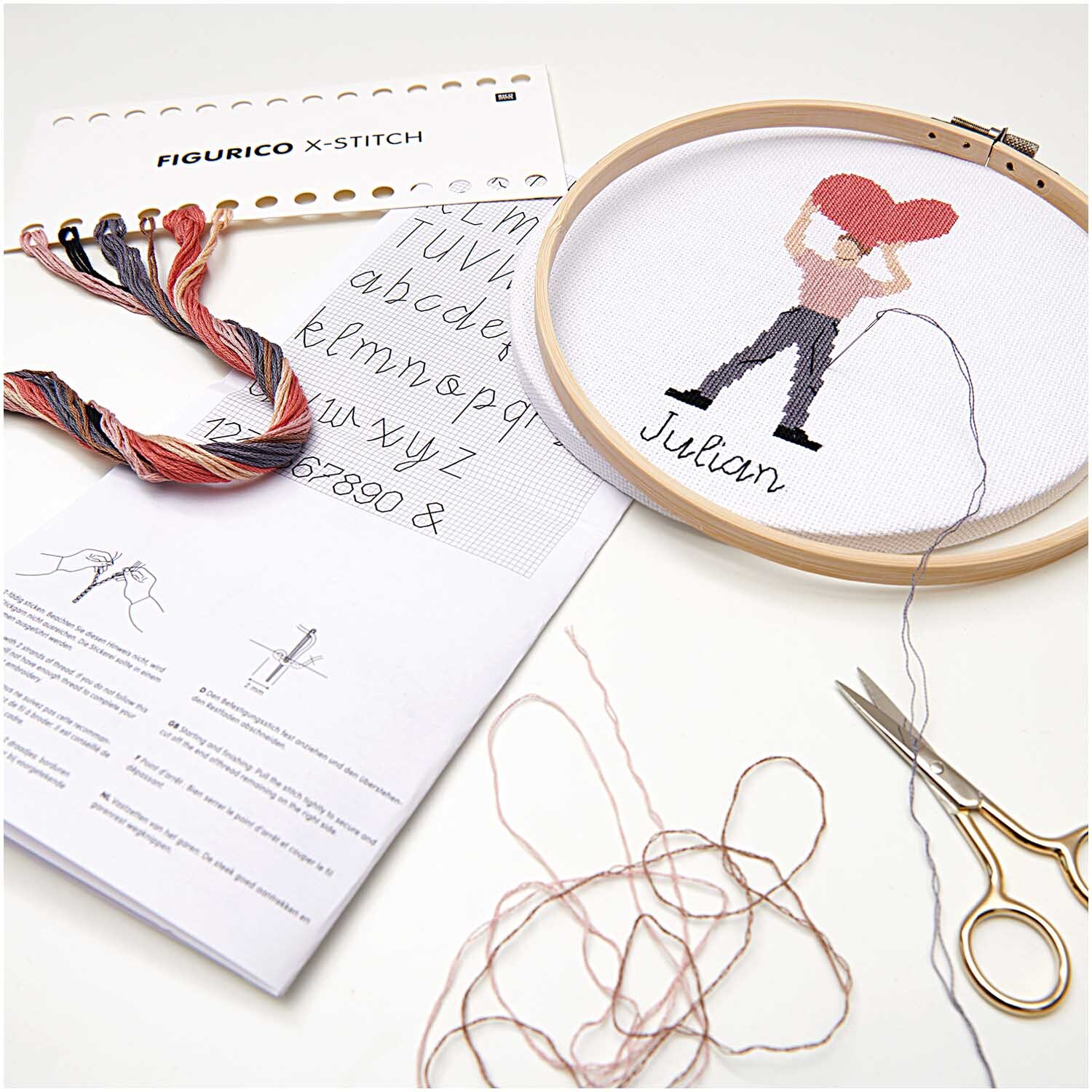 Figurico Stickpackung You Rock My World 20cm zeigt eine Stickvorlage mit Herzmotiv und Garn.