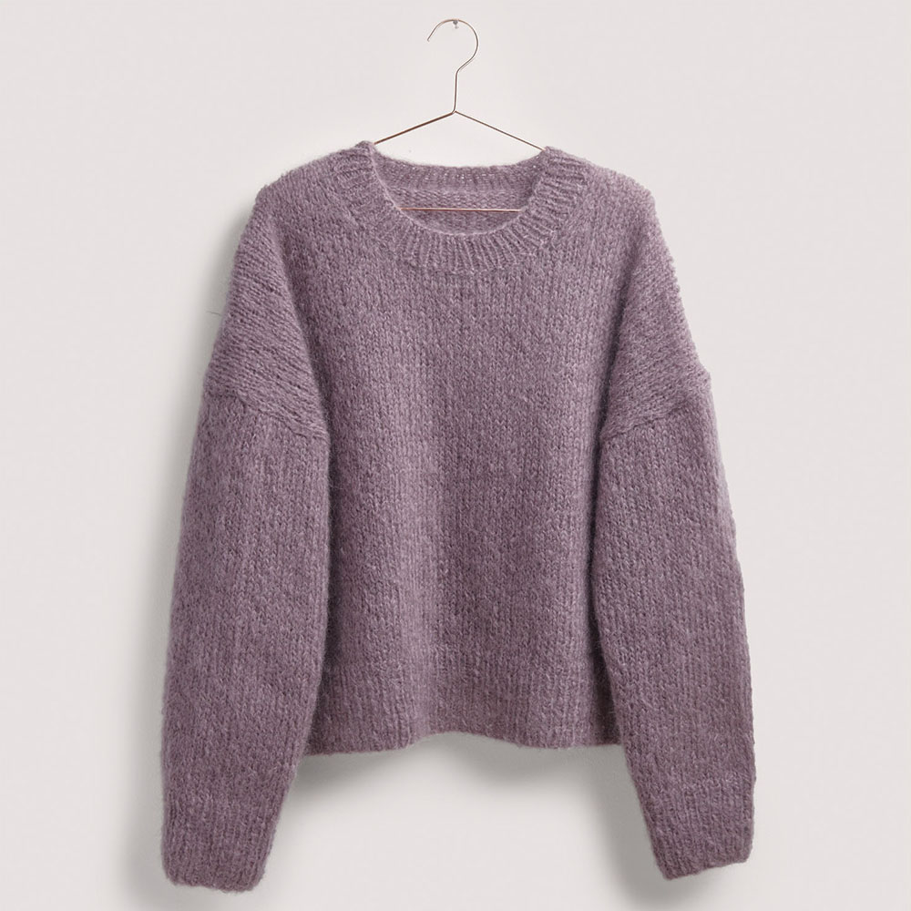 Pullover auf grauem Hintergrund – zum Strickset