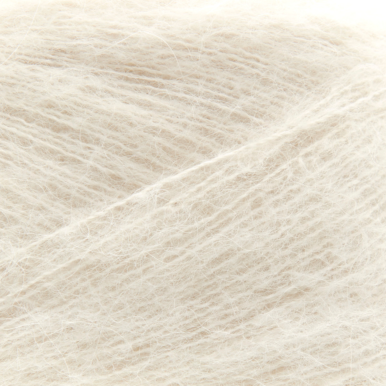 Essentials Baby Alpaca Loves Silk von Rico Design: Weiches cremefarbenes Garn, ideal für feine Strickprojekte, 25g Knäuel mit 200m Länge.