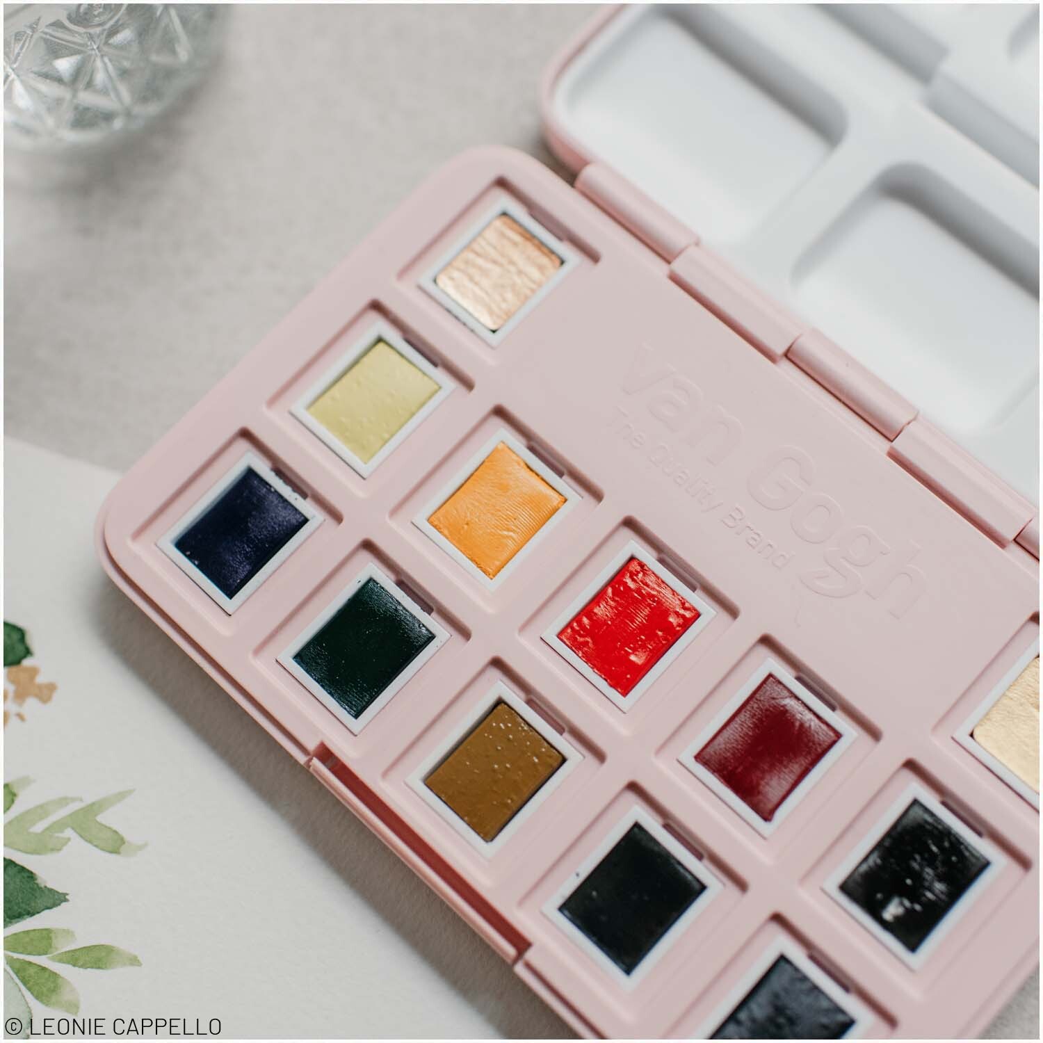 van Gogh Aquarell Set 12 Näpfchen mit verschiedenen Farben in einer offenen rosa Box, ideal für kreative Projekte.