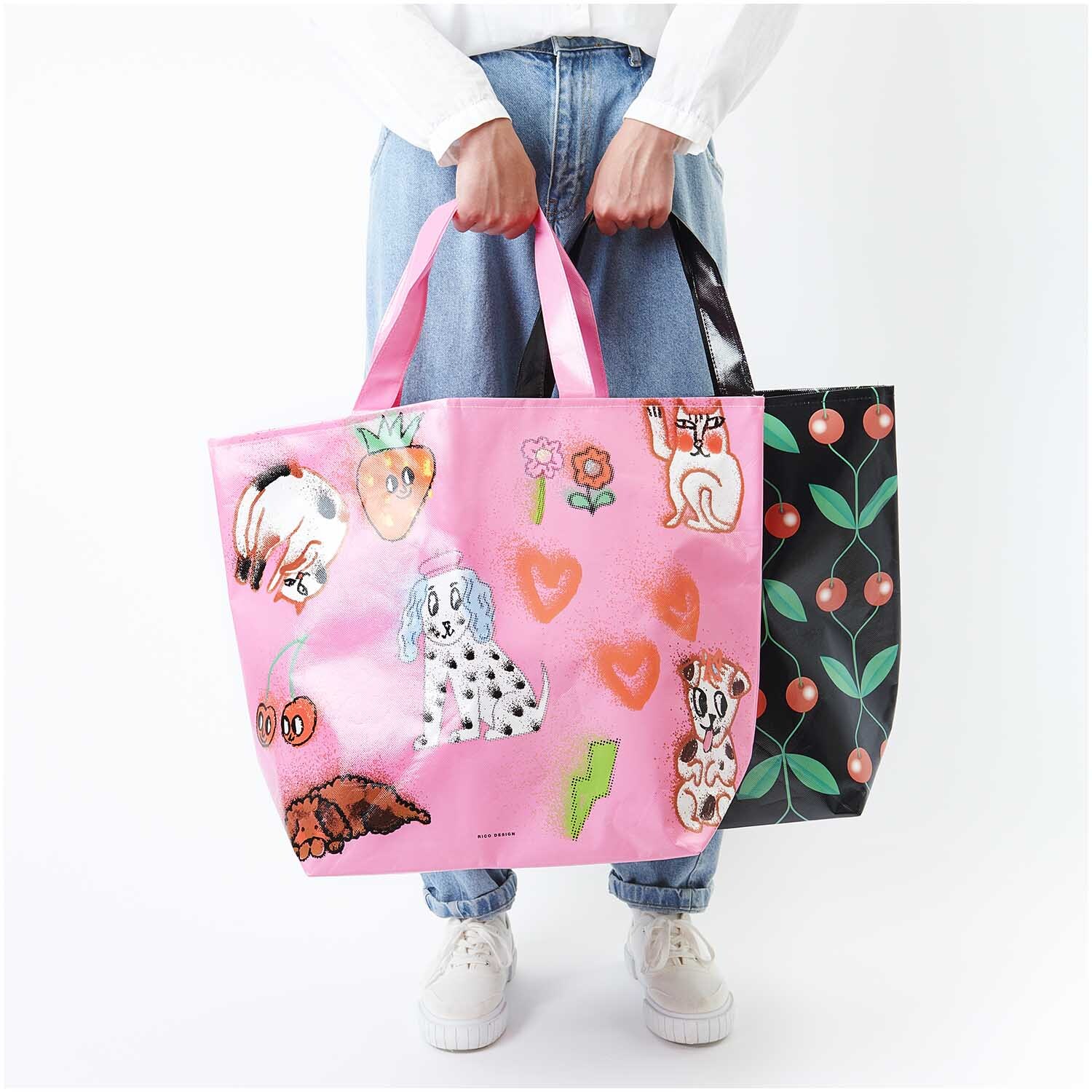 Paper Poetry Shopper Airbrush mit bunten Illustrationen, gehalten von einer Person in Jeans.