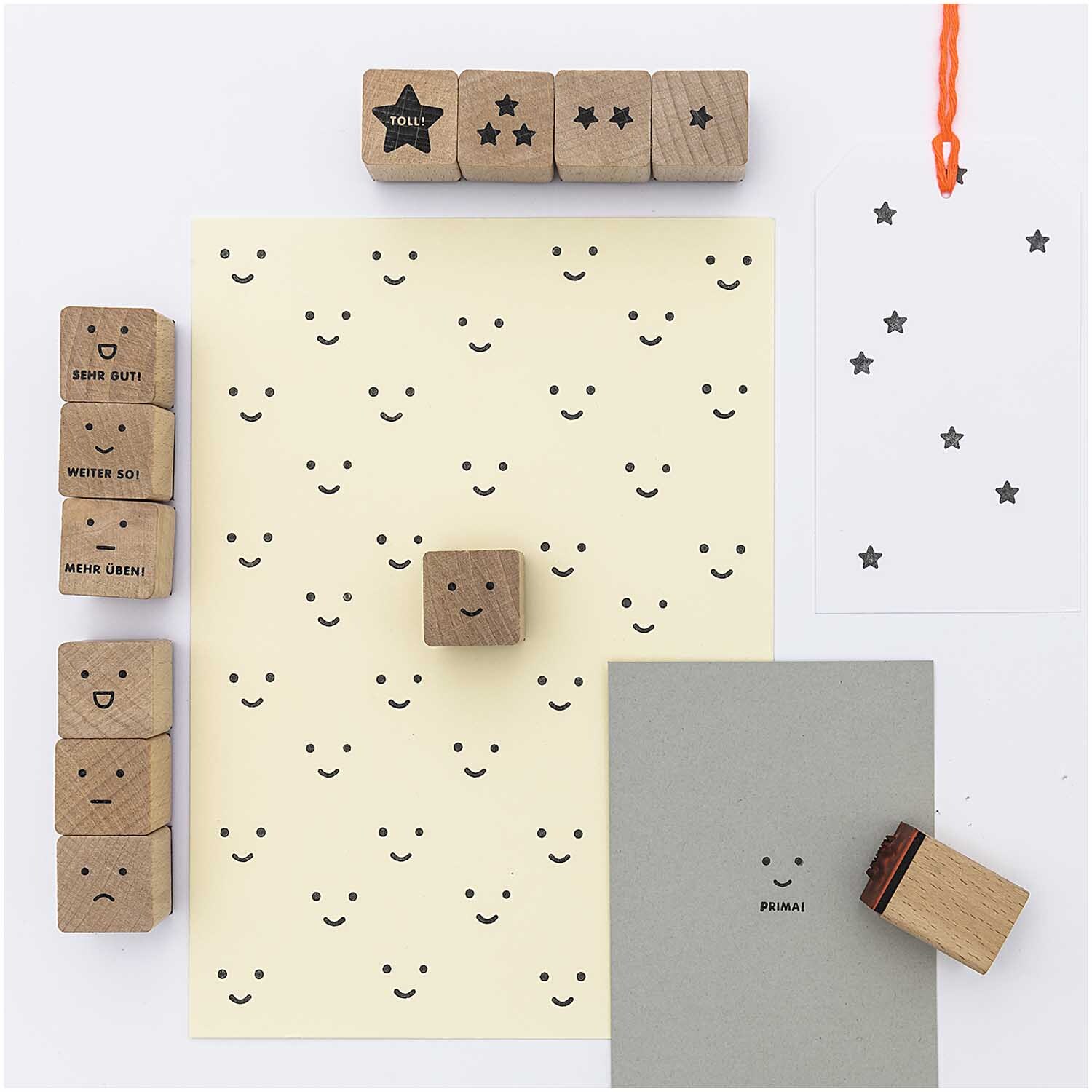 Paper Poetry Stempelset Lehrer, 13-teilig, mit Holzstempeln und Papier in Beige und Grau.