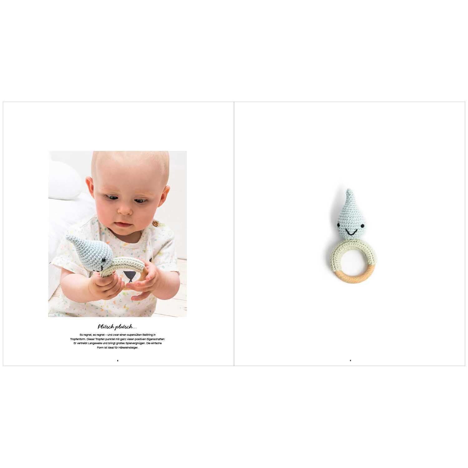 Ricorumi Baby In the Sky: Ein Baby hält einen gestrickten, lächelnden Rasselring in Pastellfarben. Ideal für kleine Hände.