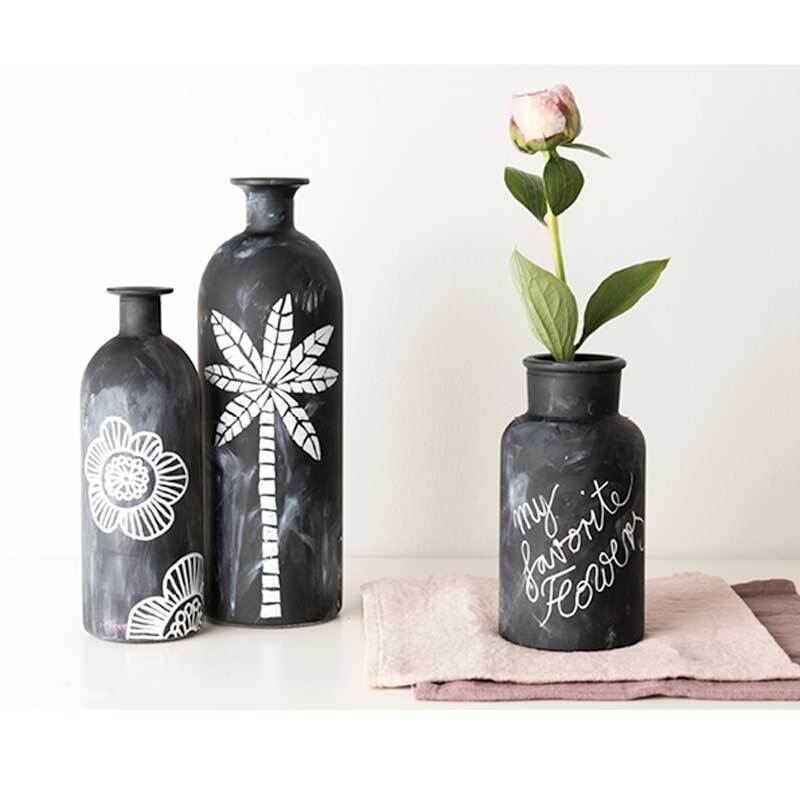Kreidestift Flüssigkreide 3mm: Drei schwarze Vasen mit weißen Kreidemustern und einer rosa Blume.
