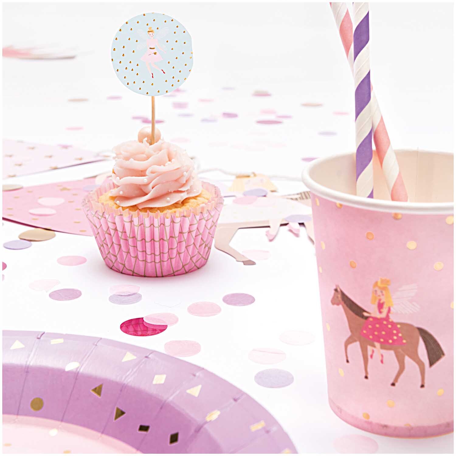 Paper Poetry Papierstrohhalme Mix sorbet 24 Stück neben rosa Cupcake und Pappbecher mit Pferdemotiv auf Partytisch.