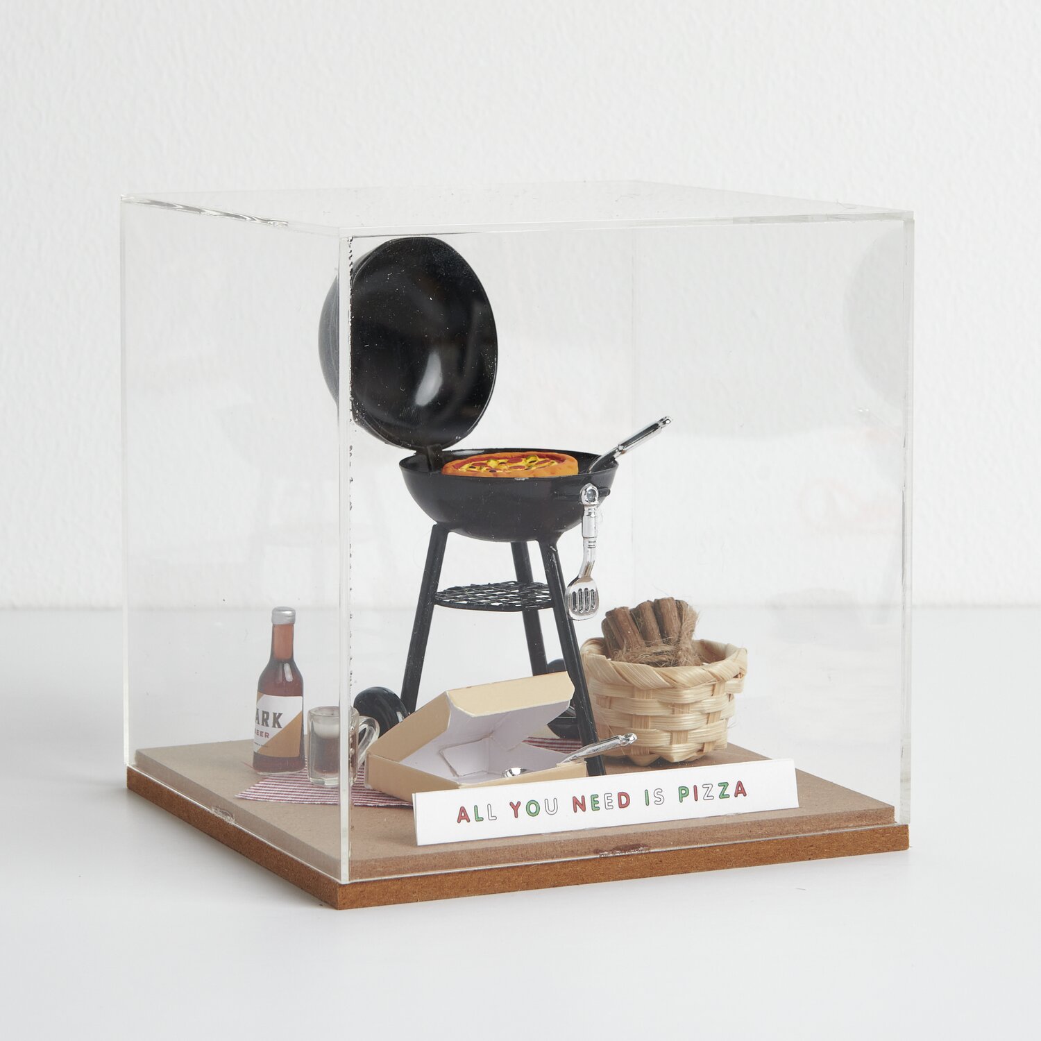 Miniatur Pizza im Pizzakarton in einer Figurico Dekohaube mit rundem Grill und Bambuskorb.