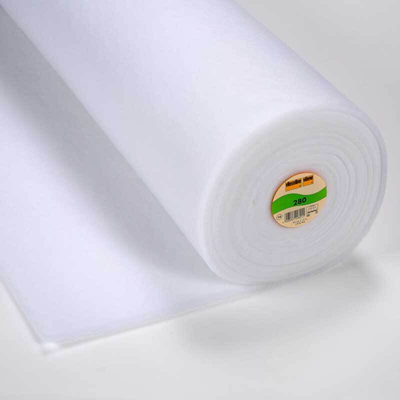 Volumenvlies 280 90cm von SWAFING in Weiß, aufgerollt auf einem Tisch liegend, ideal für Nähprojekte.