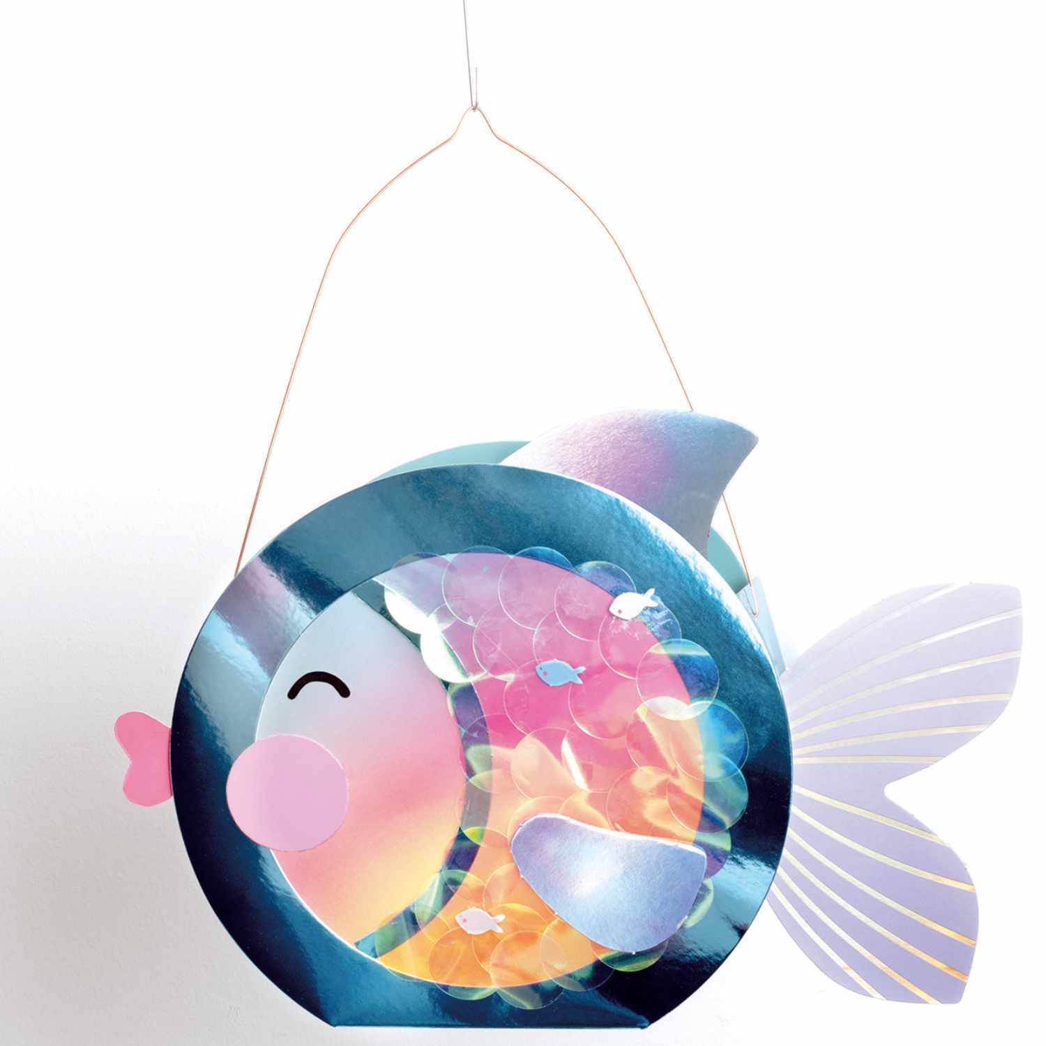 Bastelset Laterne Underwater Dreams: Bunte Fischlaterne mit schimmernden Flossen, ideal für kreative Projekte.
