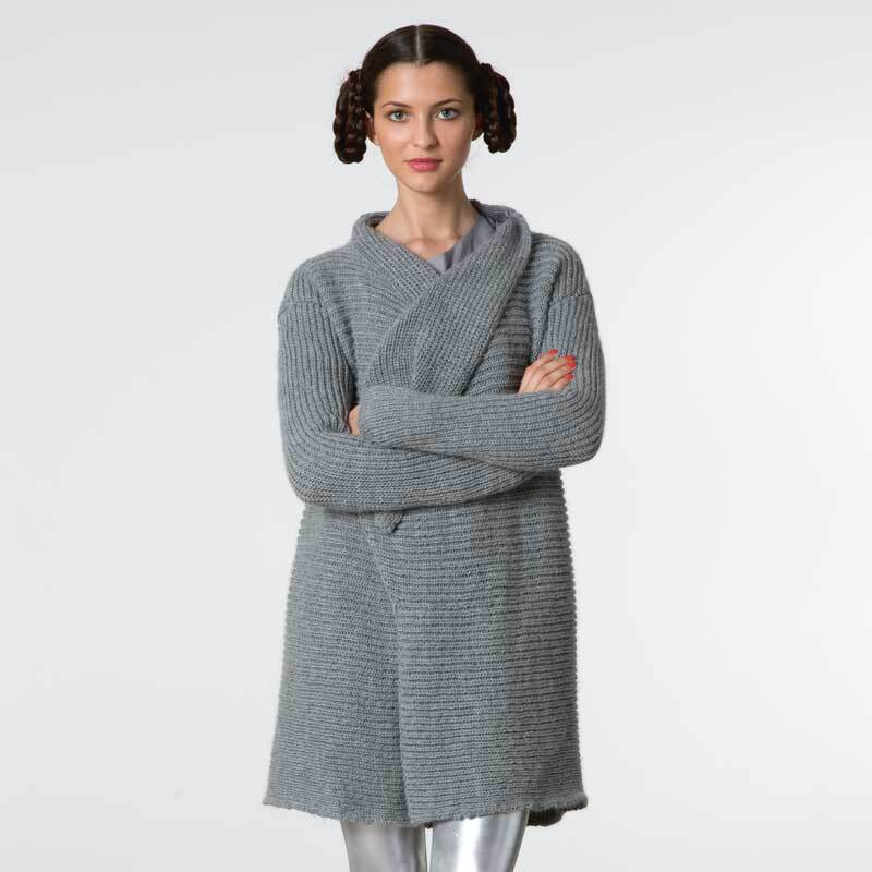 Baby Alpaka Strickjacke in Grau, getragen von einer Frau mit verschränkten Armen. Ideal für kühle Tage.