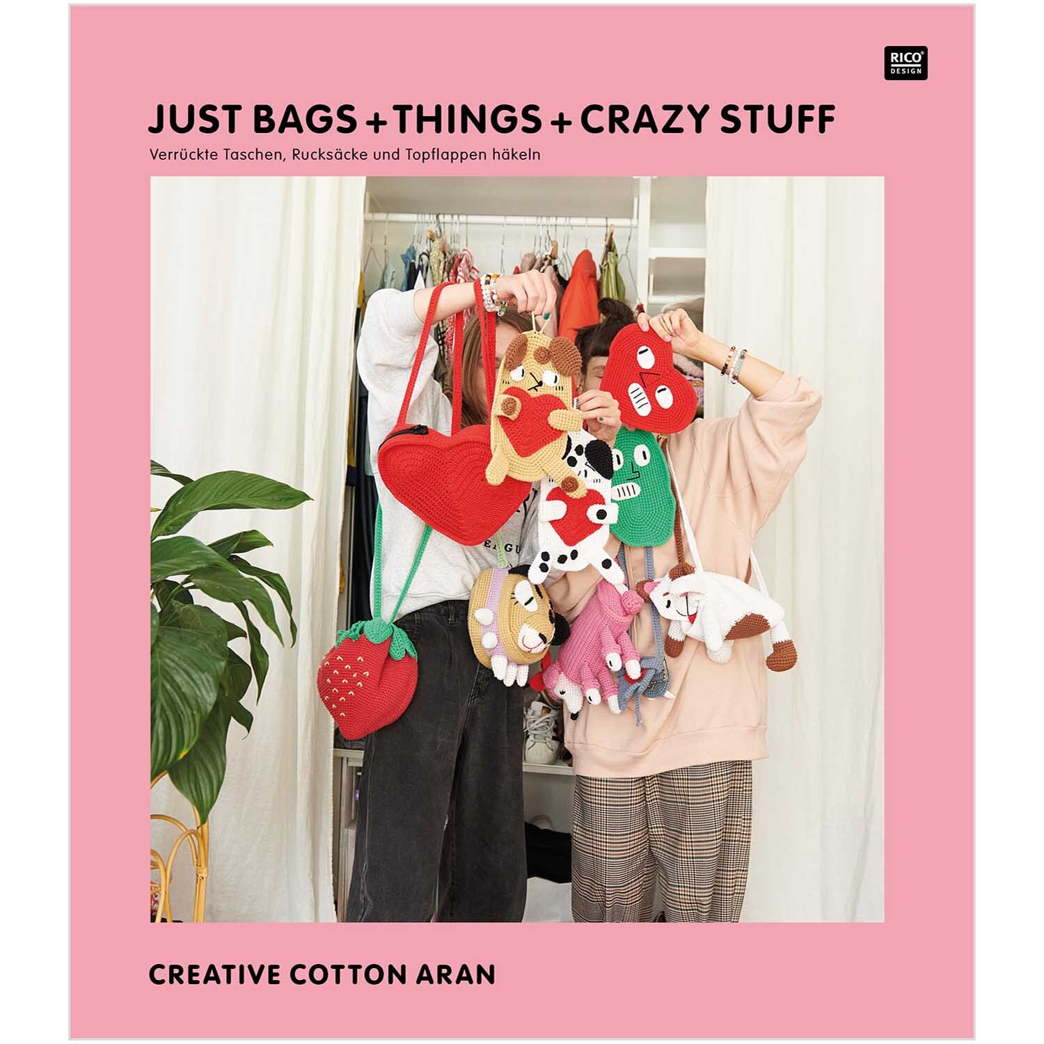 Cotton Aran: Zwei Personen halten bunte, kreative Taschen und Accessoires von Rico Design hoch.