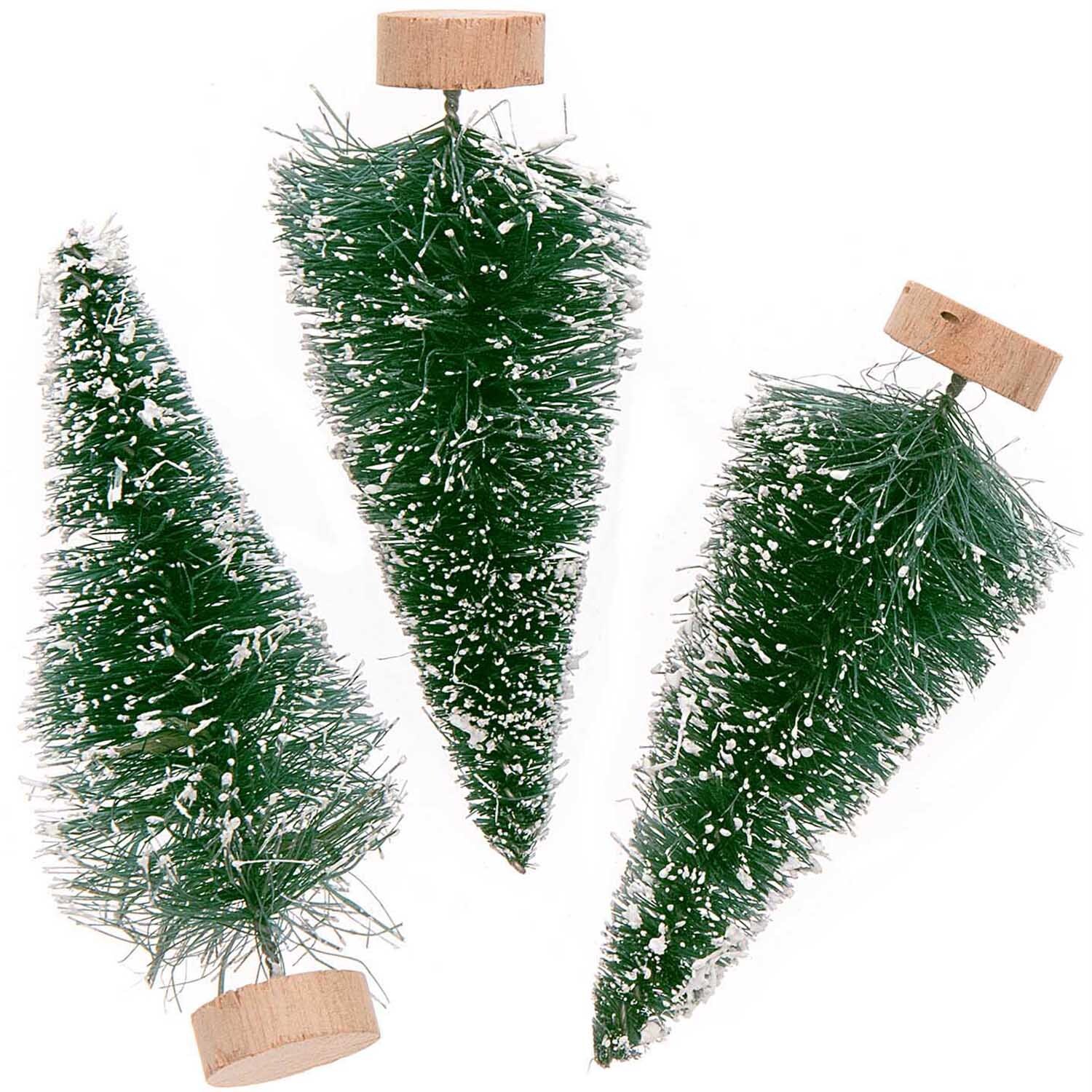 Tannen mit Schnee 7cm 3 Stück: Drei grüne Miniaturtannen mit Schnee von Rico Design, ideal für Dekorationen.