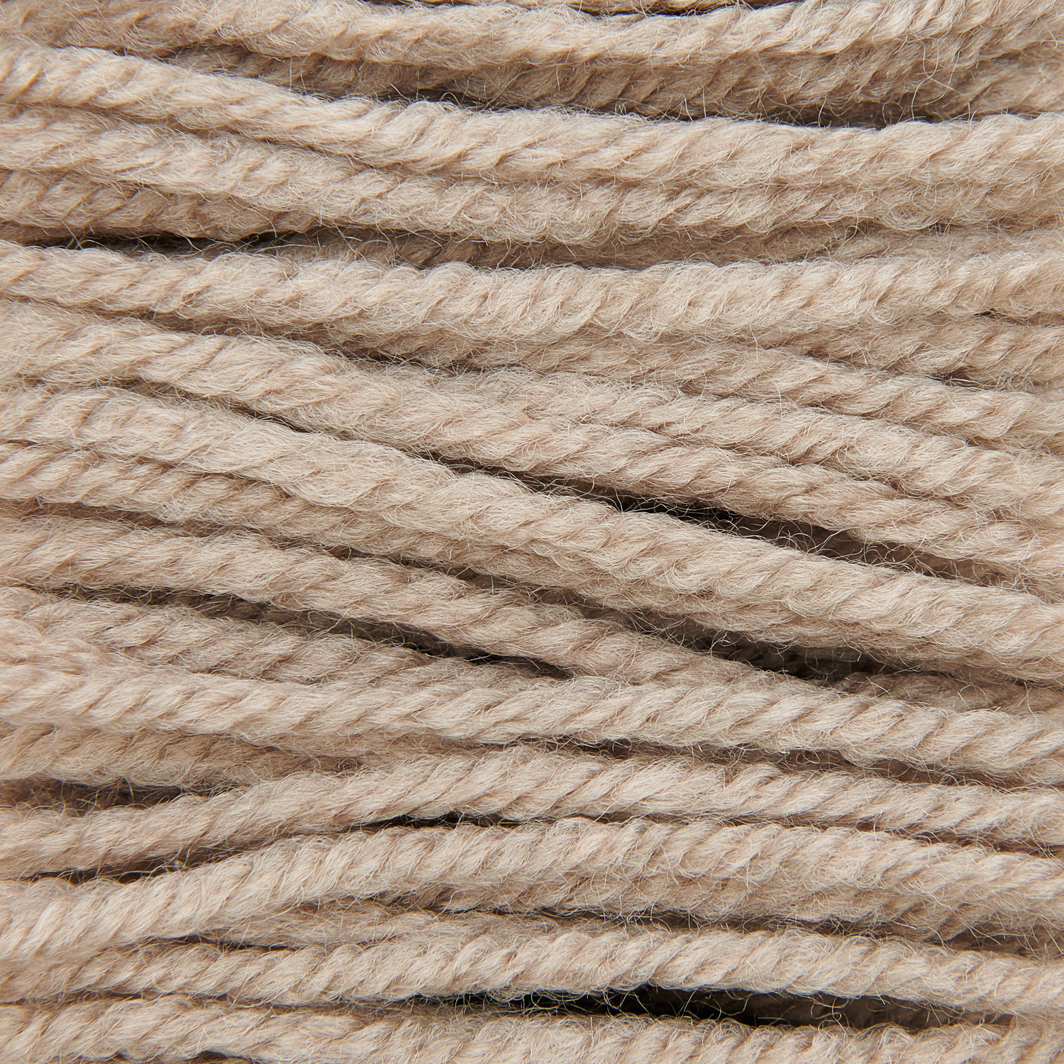 Rico Hooki Hooki Knüpfgarn in Kiesel von Rico Design, Nahaufnahme von beigem Garn mit 6,5 cm Länge.