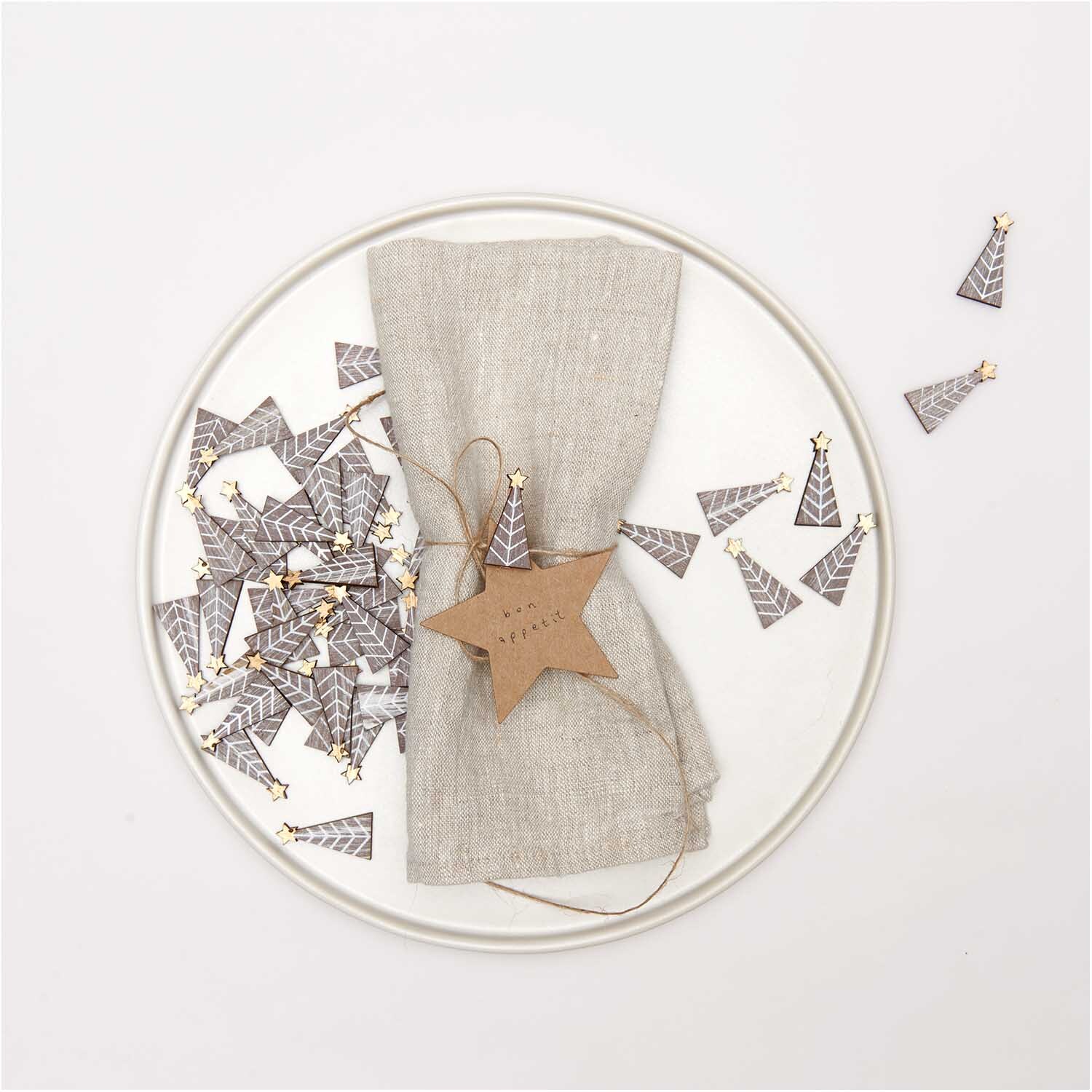 Dekoklammern Tannenbaum shabby chic 3cm 8 Stück von Rico Design auf einem Teller mit Leinenserviette arrangiert.