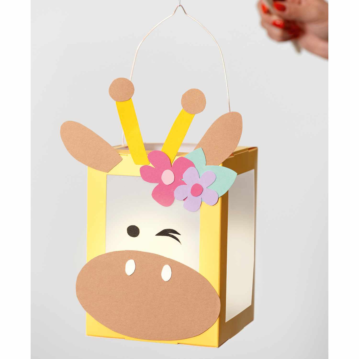 Laternen Rohling eckig mit Giraffengesicht, dekoriert mit Blumen, von folia in verschiedenen Farben.