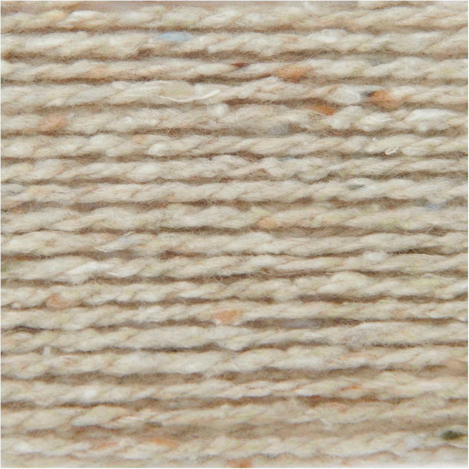 Fashion Modern Tweed aran: Nahaufnahme von weichem Garn in Sandfarbe, ideal für Strickprojekte.