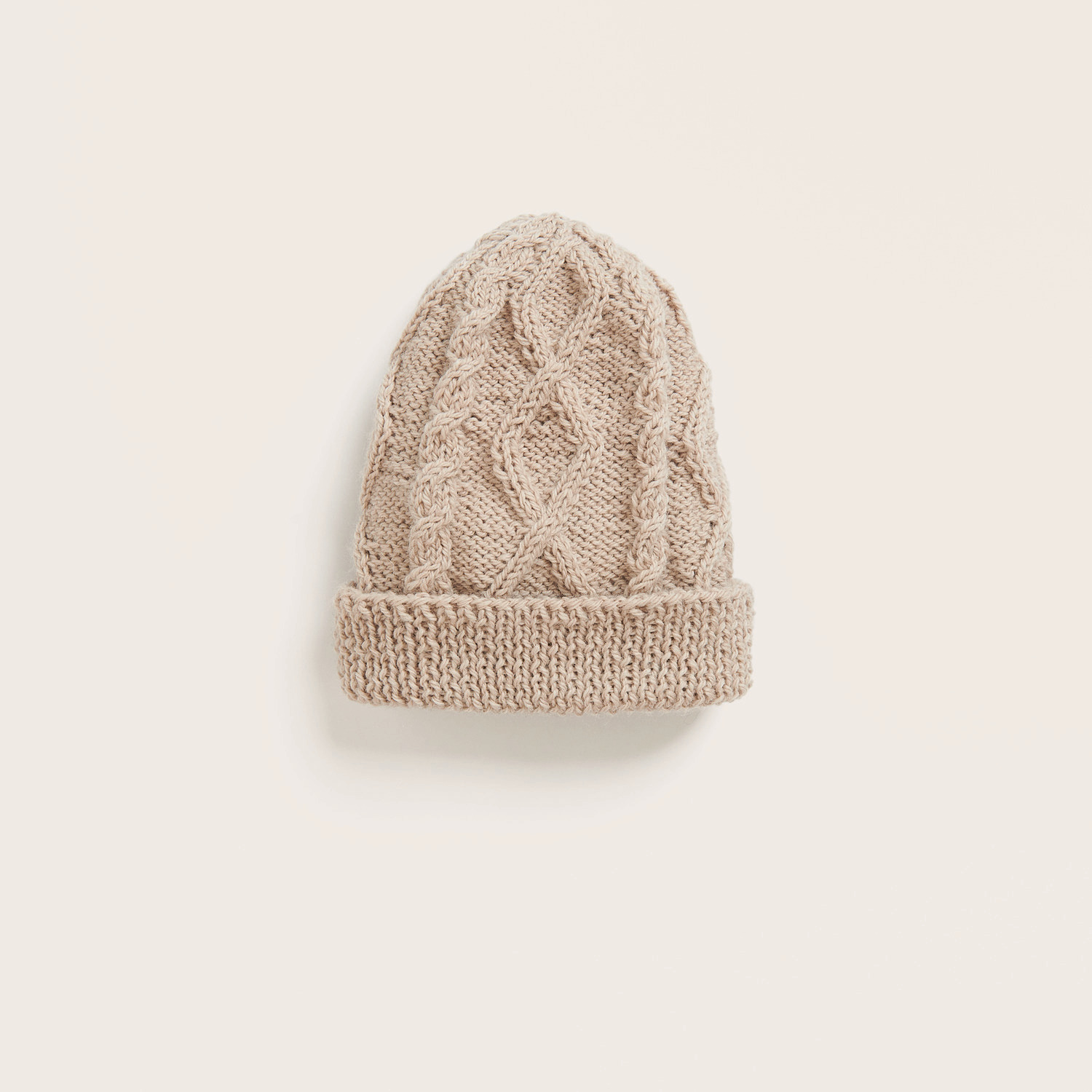 Strickset Babymütze Modell 14: Handgestrickte Mütze mit Zopfmuster, ideal für Babys. Hochwertige Merinowolle von Rico Design in natürlichem Farbton.