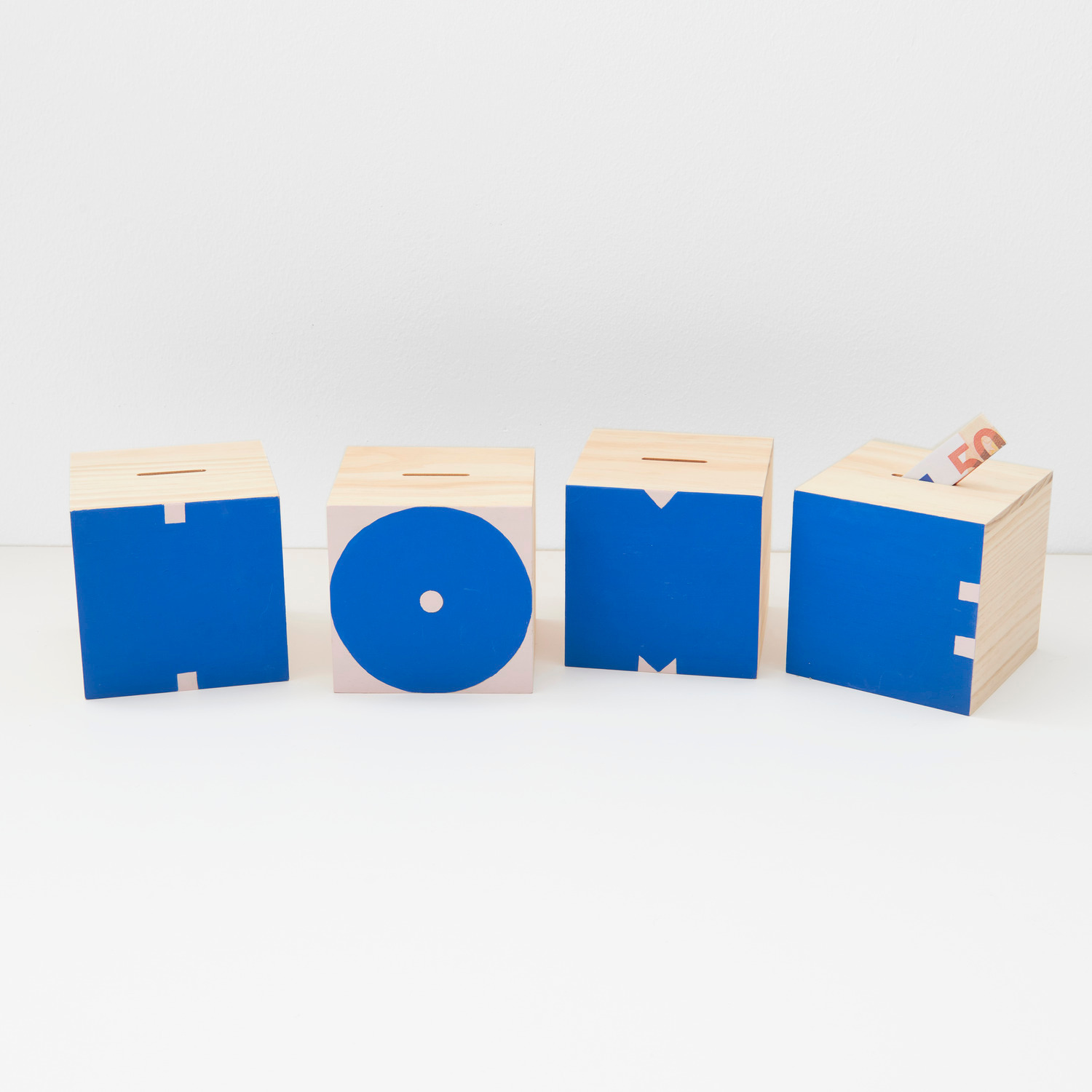 Spardose Würfel: Vier Holzwürfel mit blauen Buchstaben "HOME", ideal zur Dekoration und Geldaufbewahrung. Maße: 10x10x10cm.