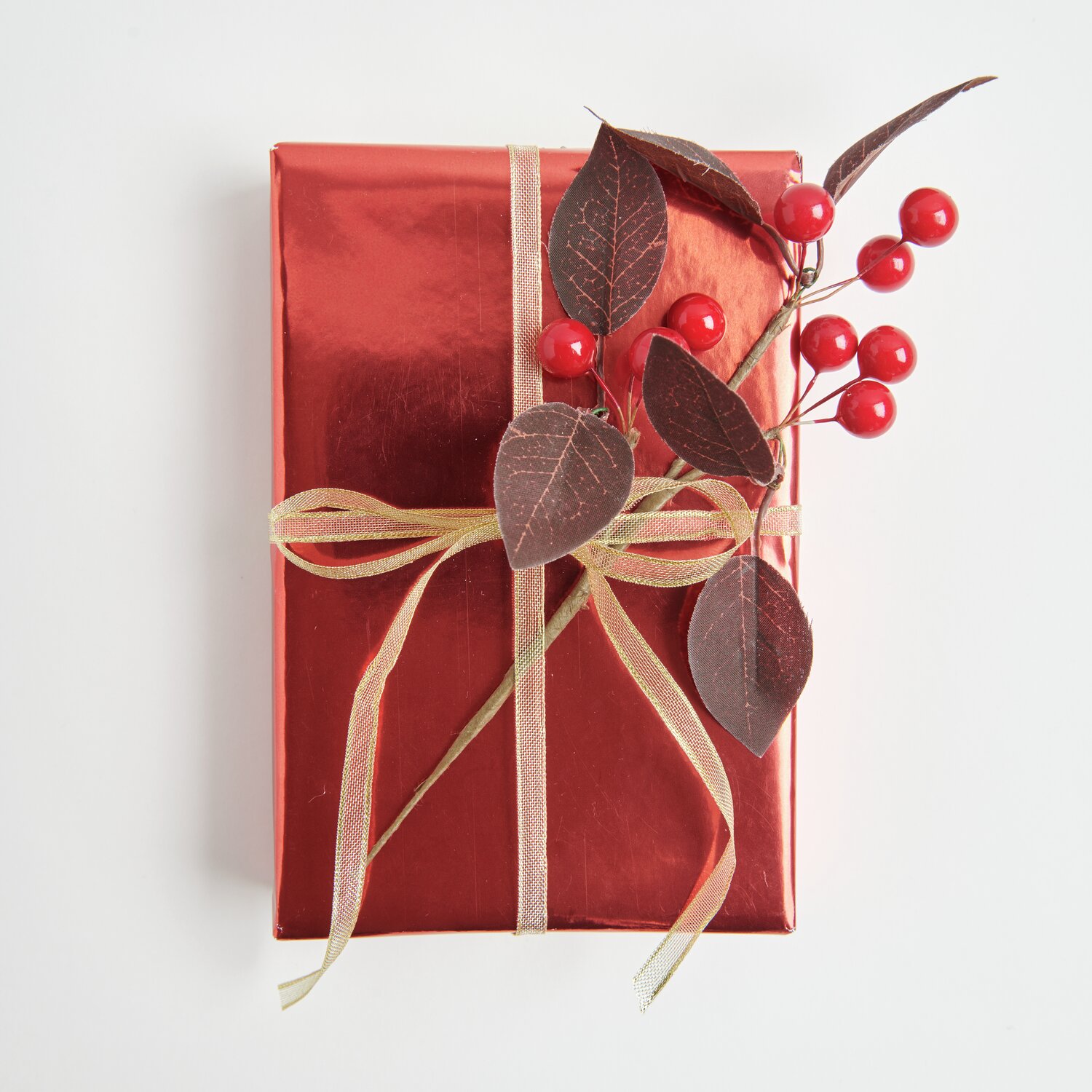 Beerenpick Rot: Elegantes Geschenk mit goldfarbenem Band und Beerenverzierung, 21 cm, von Rico Design.