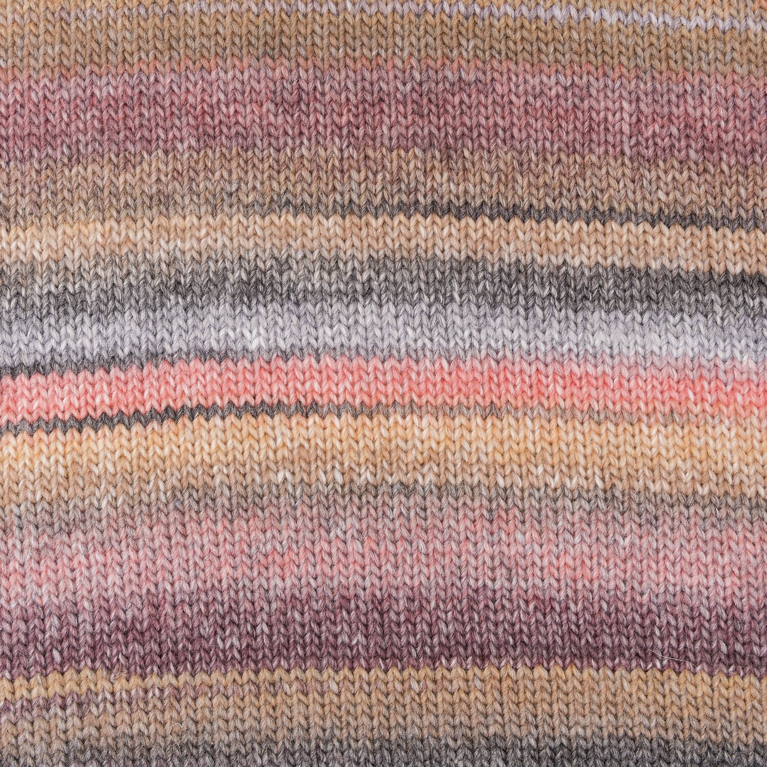Ein gestricktes Stück aus einem bräunlich, altrosa Farbverlaufsgarn. Detailansicht eines Produktes.