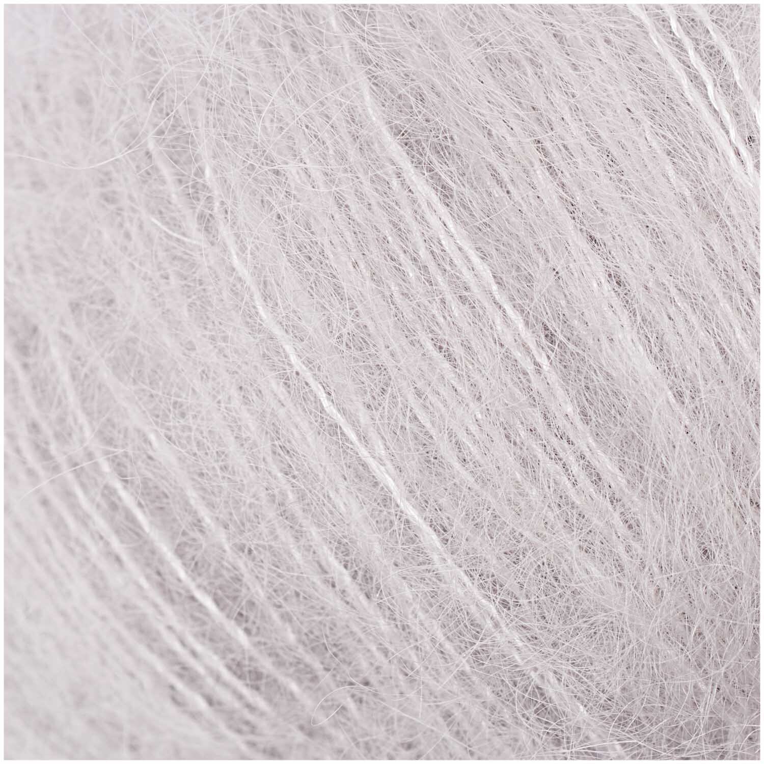 Essentials Super Kid Mohair Loves Silk: Nahaufnahme von silbernem Garn, weich und flauschig, 25g 200m, von Rico Design.