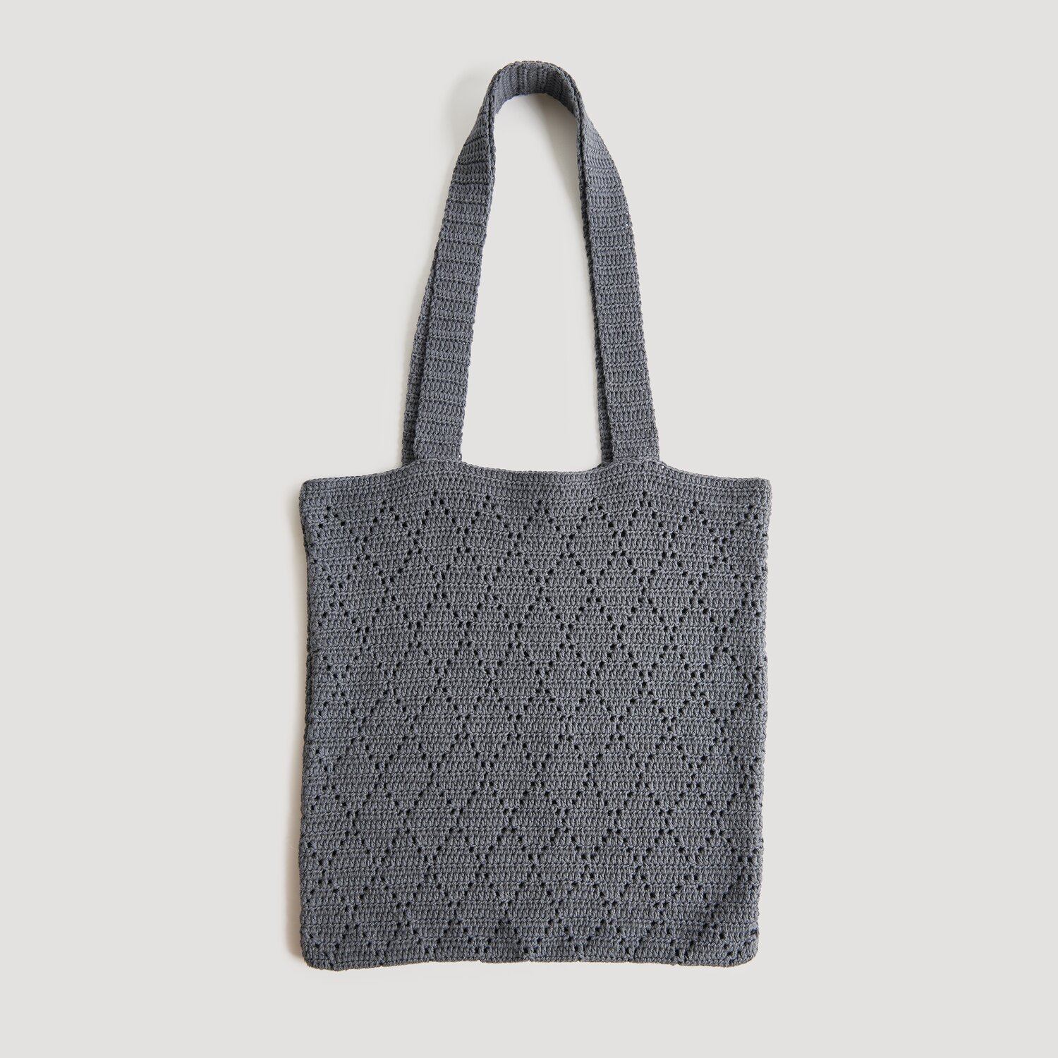 Häkelset Tasche Modell 06: Elegante, gehäkelte Tasche in Nachtblau von Rico Design mit Rautenmuster.