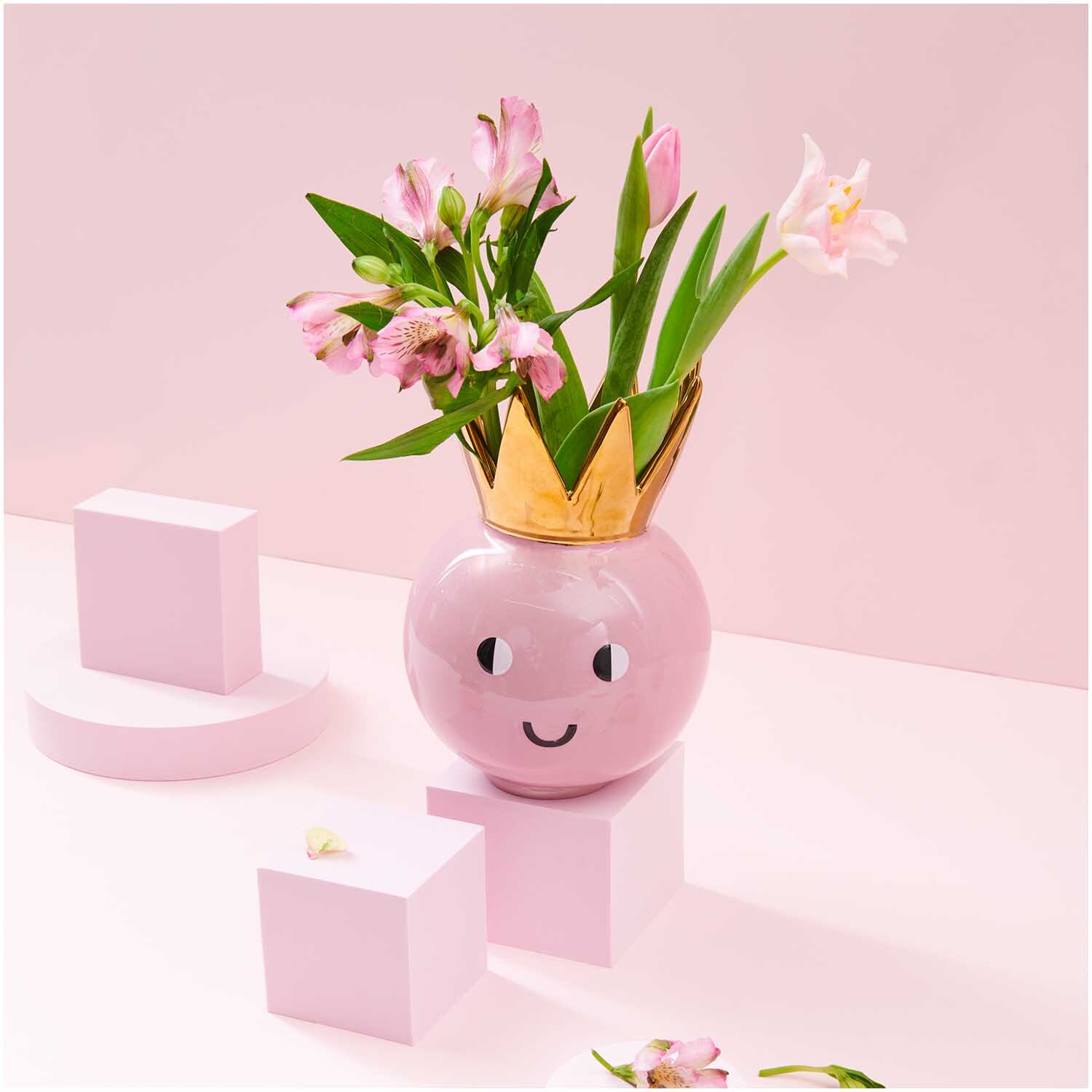 Keramik Vase Krone von Rico Design in Rosa mit goldener Krone, dekoriert mit Blumen.