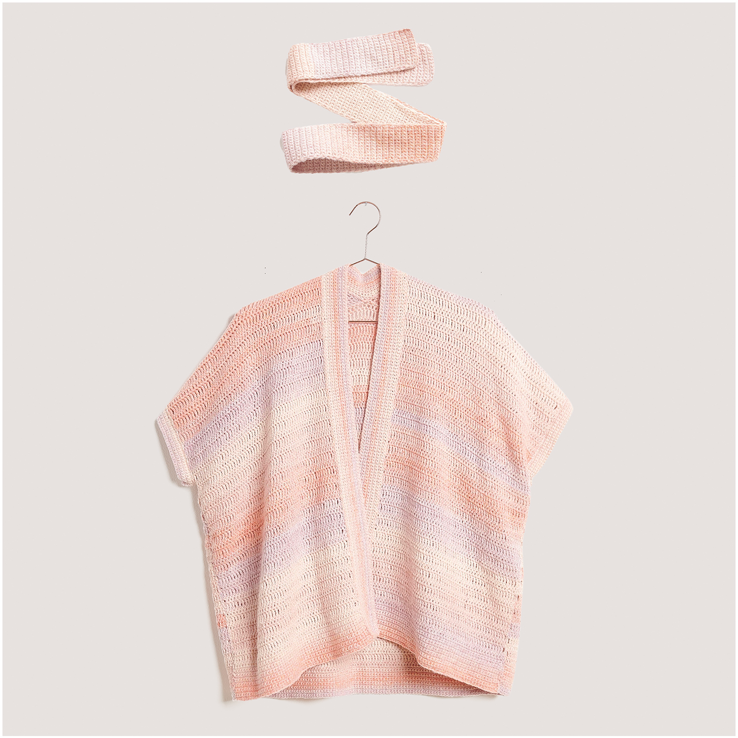 Häkelset Weste Modell 06 aus Lovewool Nr. 18 in sanften Pastelltönen mit passendem Schal.