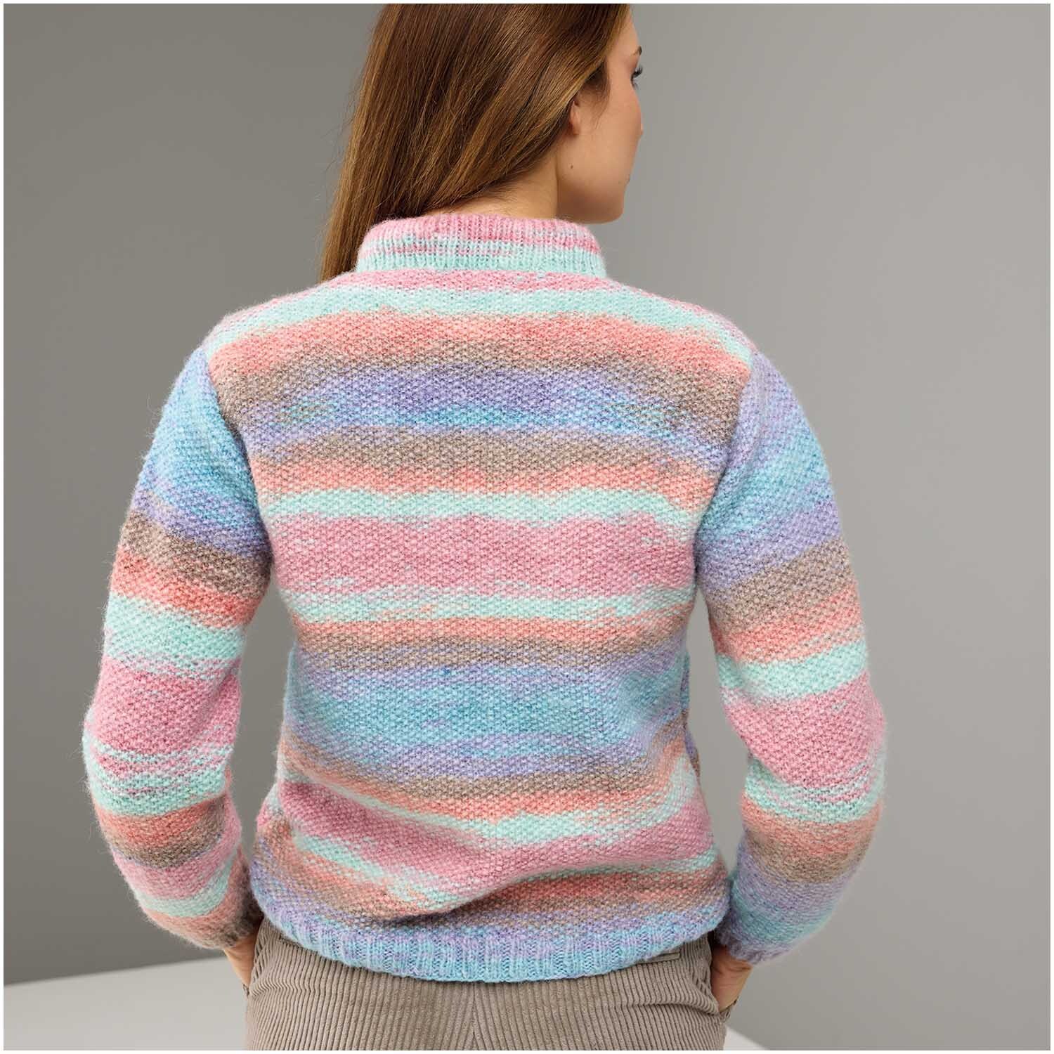 Strickset Jacke Modell 23: Frau trägt pastellfarbene, gestreifte Strickjacke aus Die Neue Masche Nr. 7.