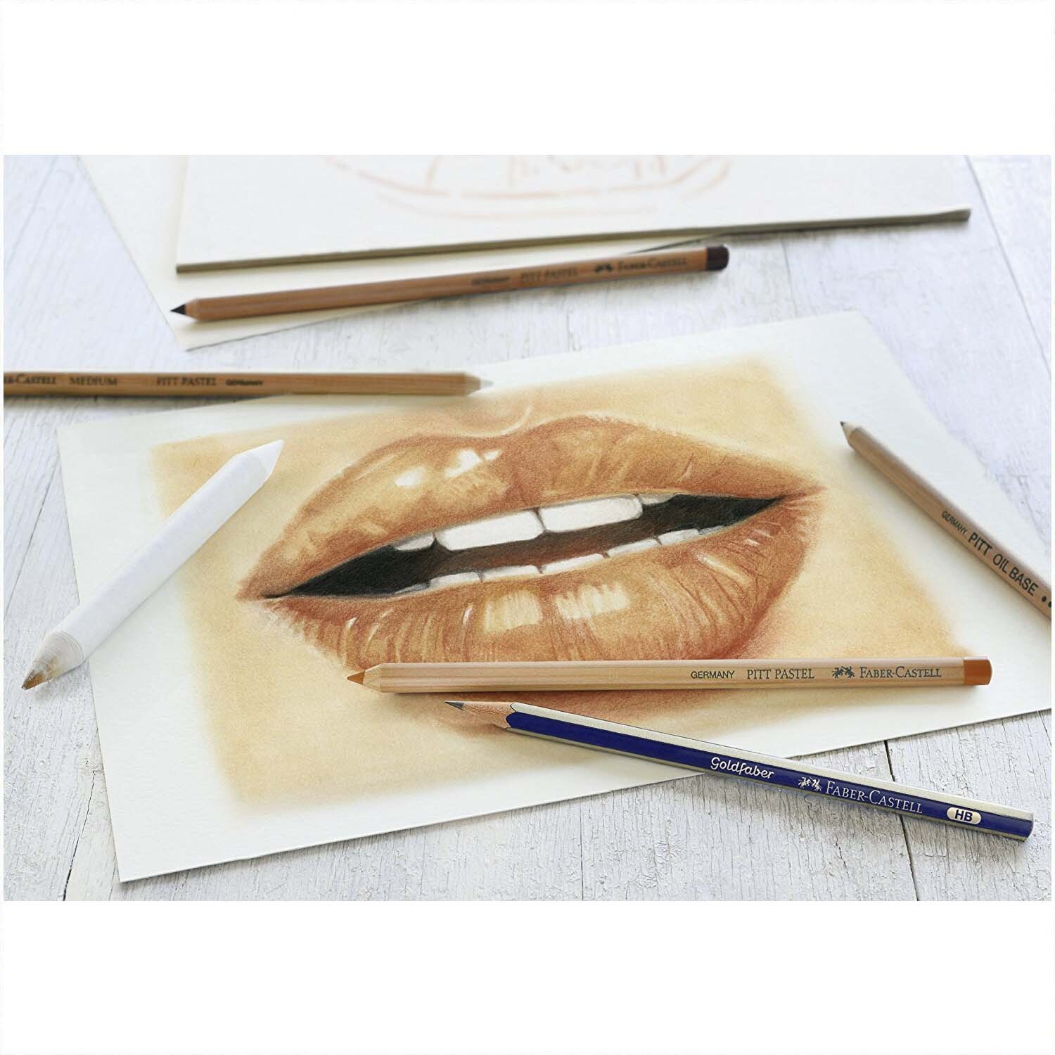 Zeichenset Klassik: Sechs Faber Castell Stifte in verschiedenen Farben, ideal für detaillierte Zeichnungen von Lippen auf weißem Papier.