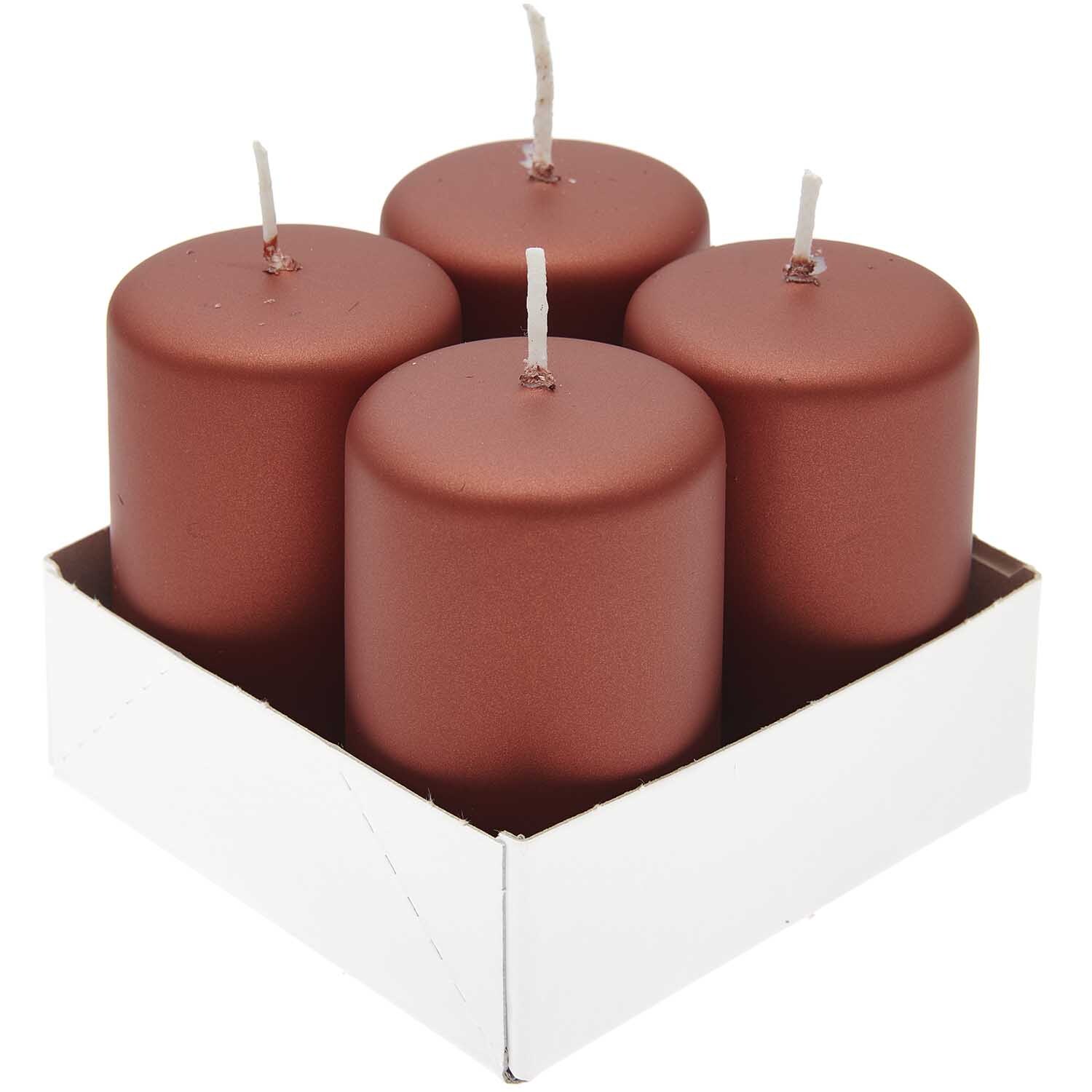 Flachkopfstumpenkerzen Set 8x5cm, 4 Stück in matt kupfer metallic, präsentiert in weißer Verpackung. Ideal für stilvolle Dekorationen.
