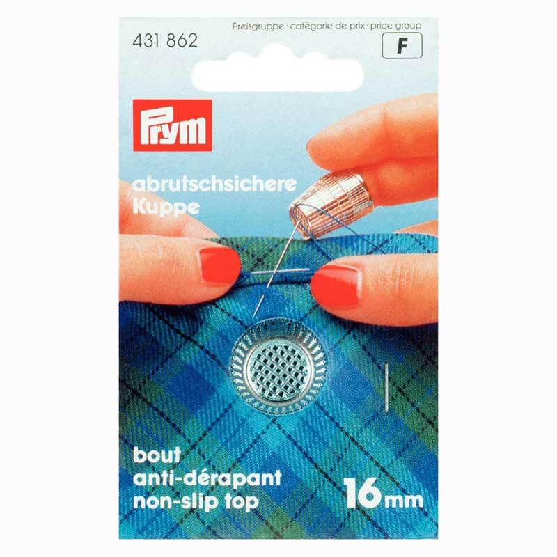 Fingerhut silber 16mm von Prym in einer Verpackung mit abrutschsicherer Kuppe, gehalten von Händen.