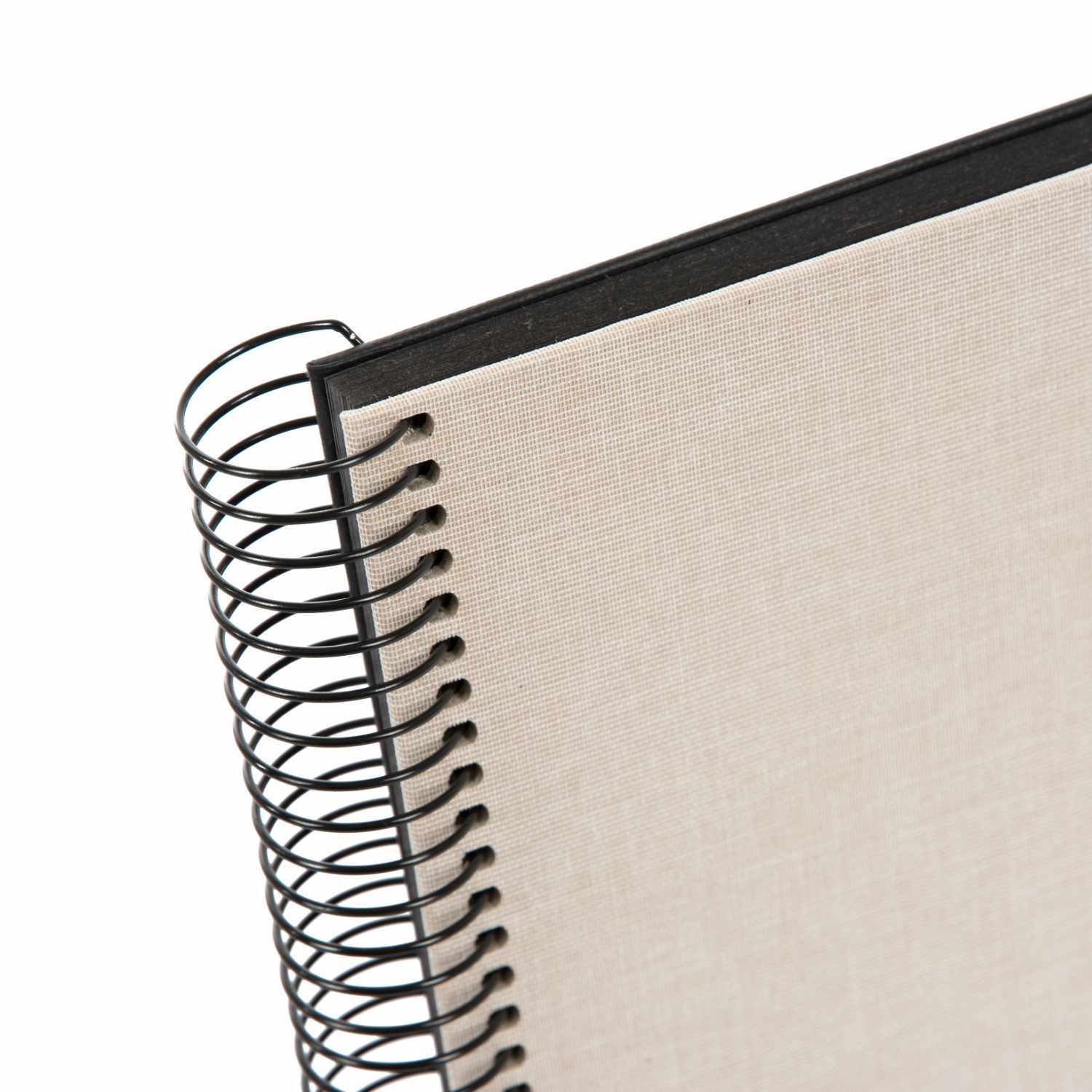 Spiralalbum 24x17cm Leinen mit 40 schwarzen Seiten, beige, von goldbuch. Spiralbindung und Leinenstruktur sichtbar.