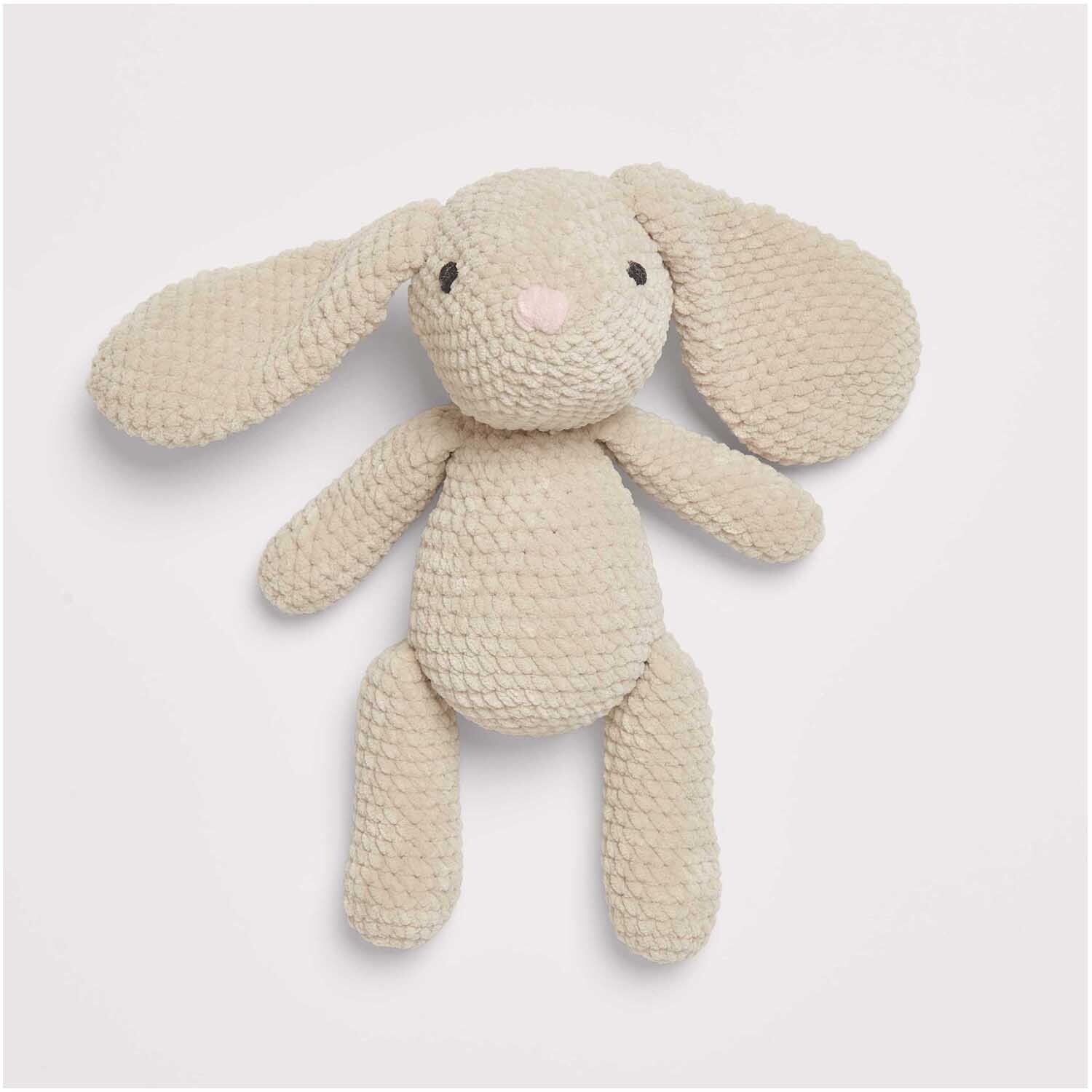 Häkelset Häschen Modell 09 aus Baby Chenillove: Beiges, gehäkeltes Plüschhäschen mit langen Ohren.