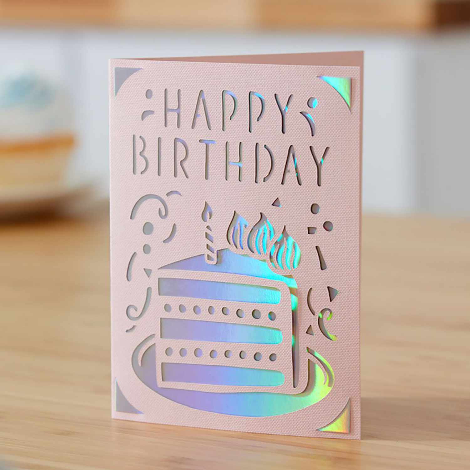 Joy Insert Card Kartenset zeigt eine rosa Geburtstagskarte mit ausgestanztem Kuchenmotiv.