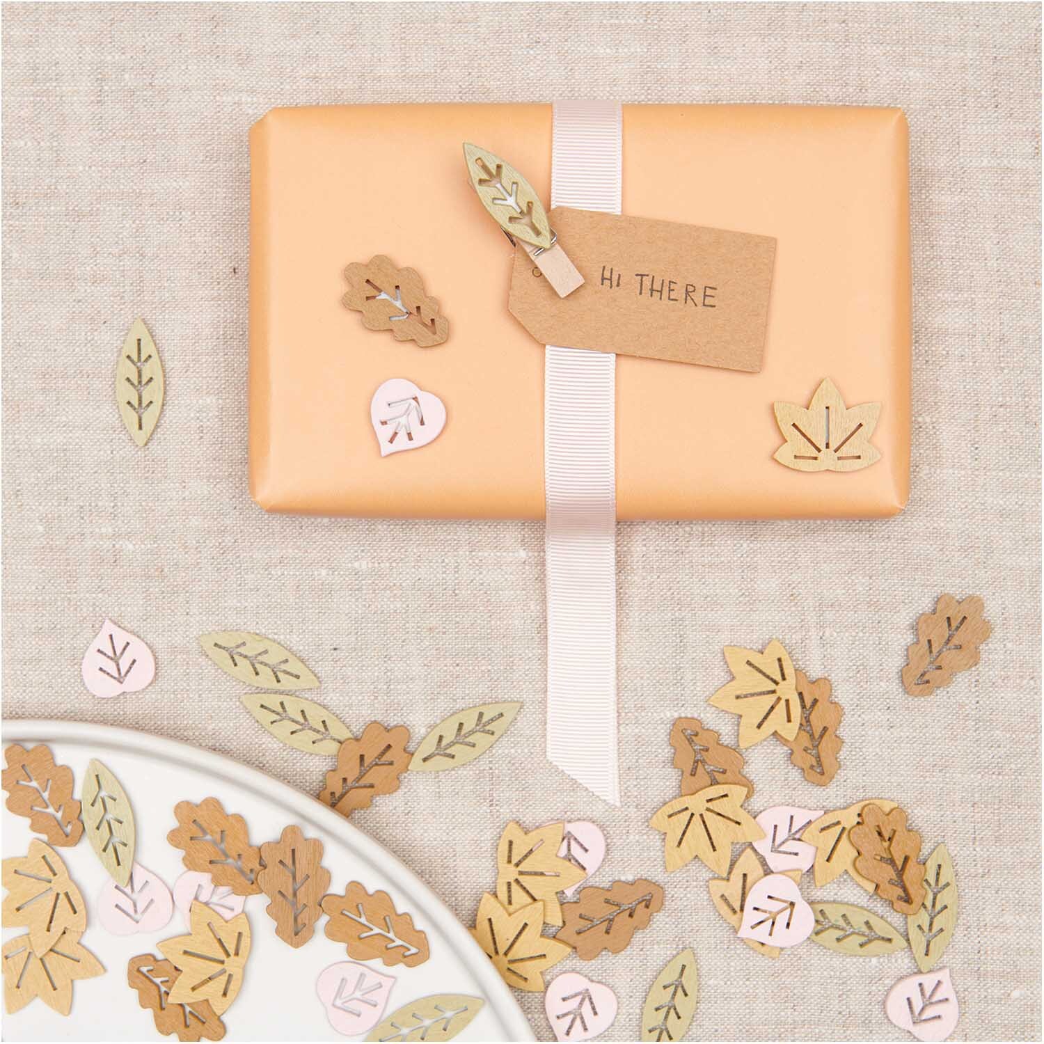 Holzstreu Blätter Mix braun 48 Stück dekoriert ein Geschenk mit herbstlichen Blättern.