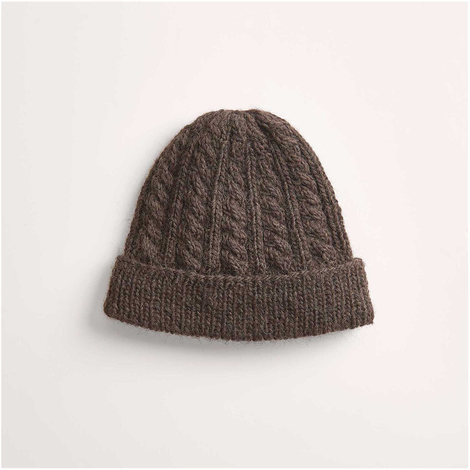 Strickset Mütze Modell 03 aus Luxury Knits Winter Special: Braune, gestrickte Mütze mit Zopfmuster, ideal für kalte Wintertage.