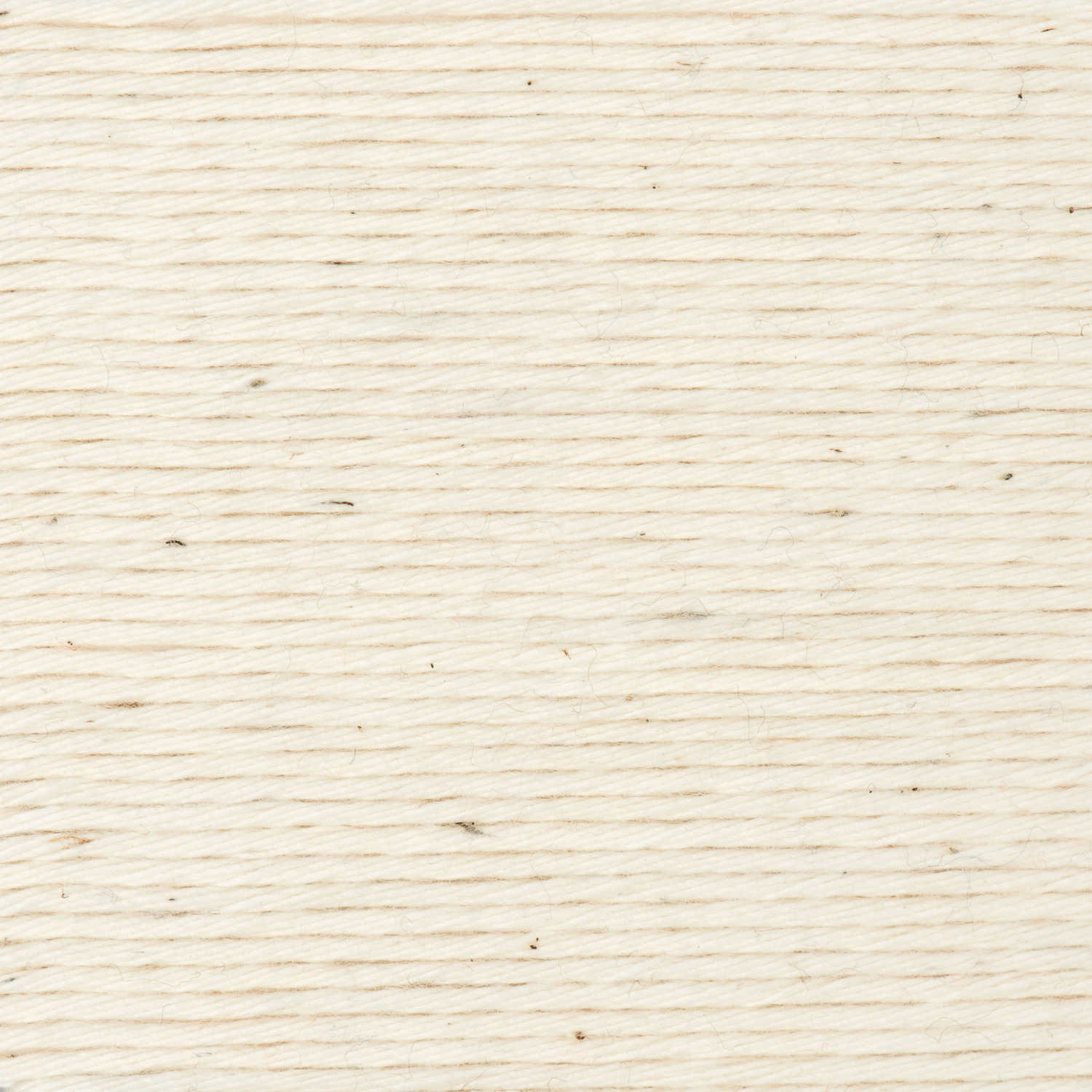 Cotton Universal: Nahaufnahme von natürlichem Garn, 50g 85m, von Wolle Rödel, ideal zum Stricken.