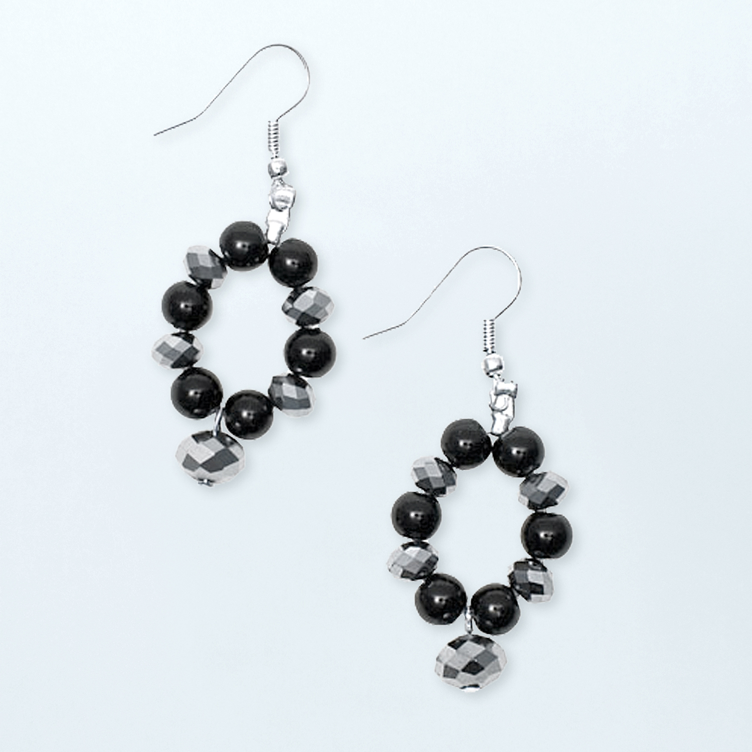 Anleitung Glasschliff-Renaissance Perlenset Ohrringe: Schwarze Perlen und facettierte Glasperlen in eleganter Tropfenform auf weißem Hintergrund.
