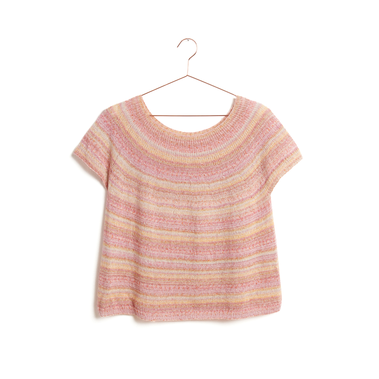 Ein T-Shirt aus orange-gelbem Garn gestrickt hängt an einem Kleiderbügel.