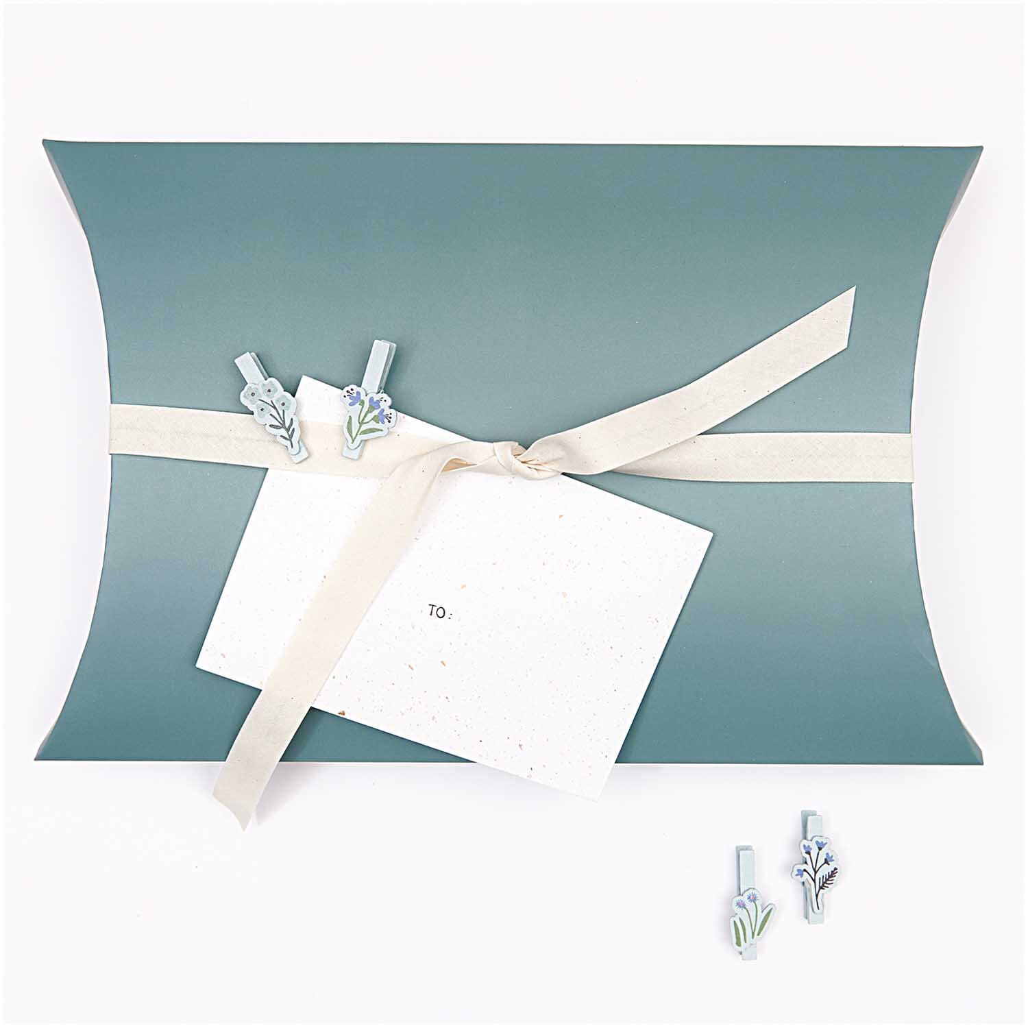 Dekoklammern Blumen Mix mint 4 Stück von Rico Design: Elegante grüne Klammern auf Geschenkbox.