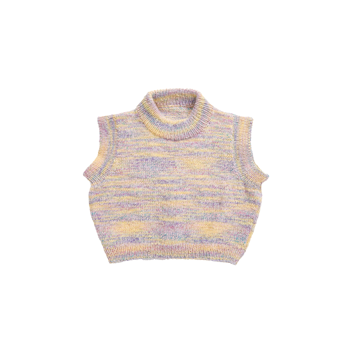 Gestrickter Pullunder in Pastell-Farben mit hohem Kragen. Flatlay von Produkten.