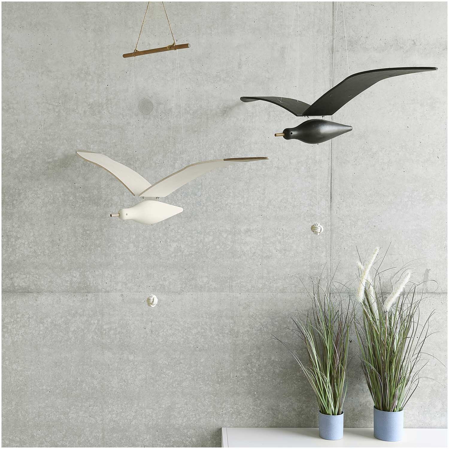 Dünengras im Topf 64cm von Rico Design neben zwei fliegenden Möwen an einer grauen Wand.