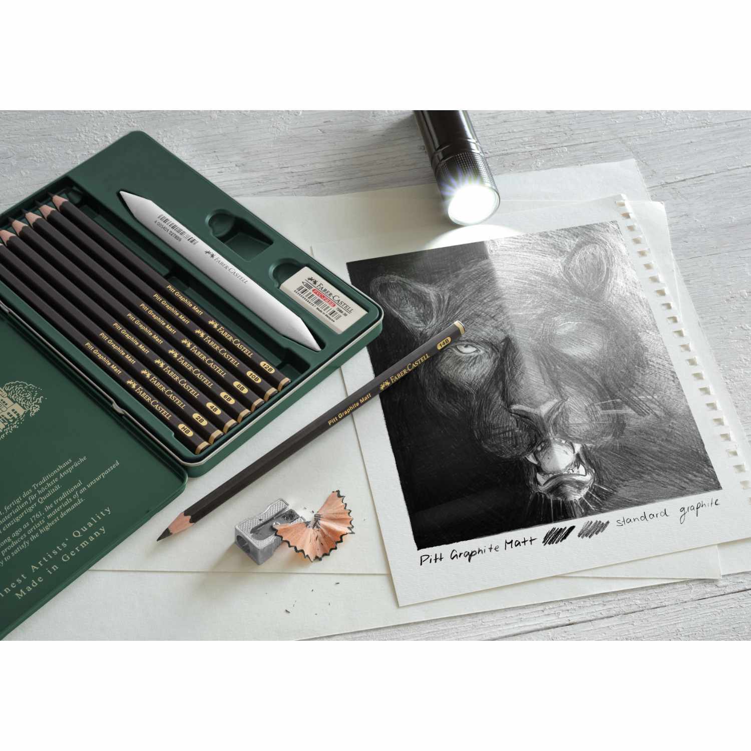 Bleistifte Pitt Graphite Matt, 11-teiliges Set von Faber Castell, neben einer Zeichnung eines Löwen.