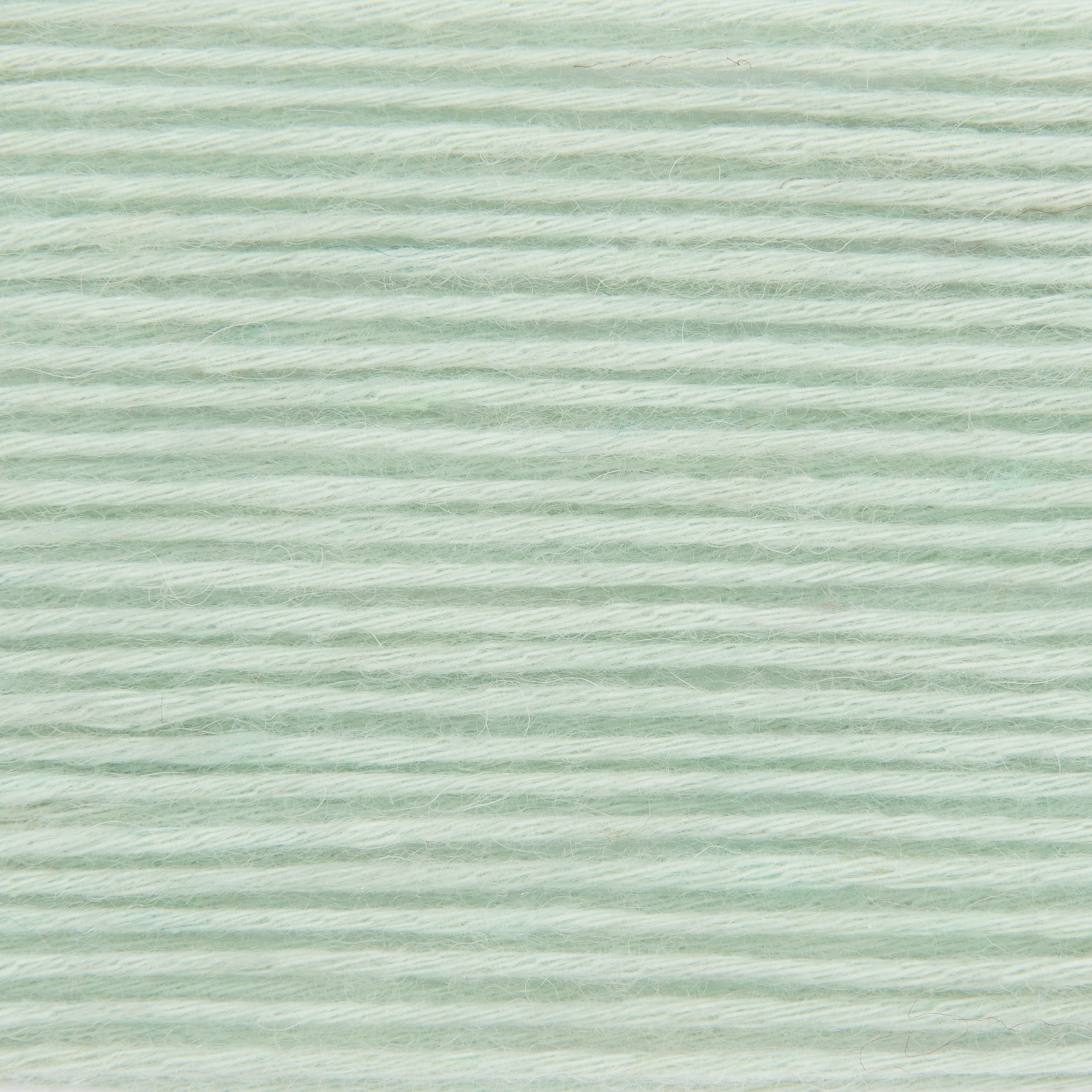 Creative Cotton Fleece dk von Rico Design in Mint, 100g, 250m. Nahaufnahme von weicher, mintfarbener Baumwollfaser.