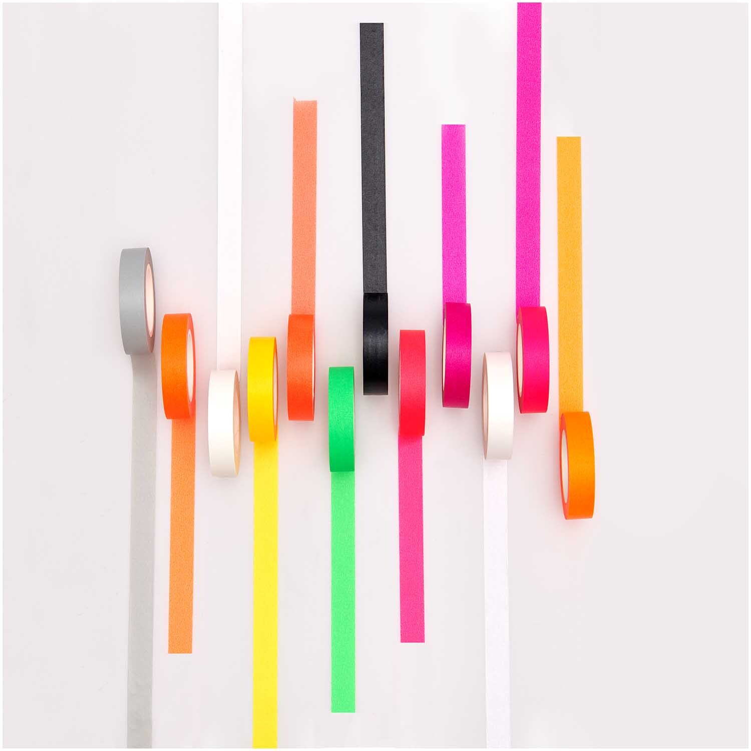 Paper Poetry Tape Set schwarz-weiß 15mm 10m, 4-teilig. Bunte Klebebänder in verschiedenen Farben von Rico Design auf weißem Hintergrund.