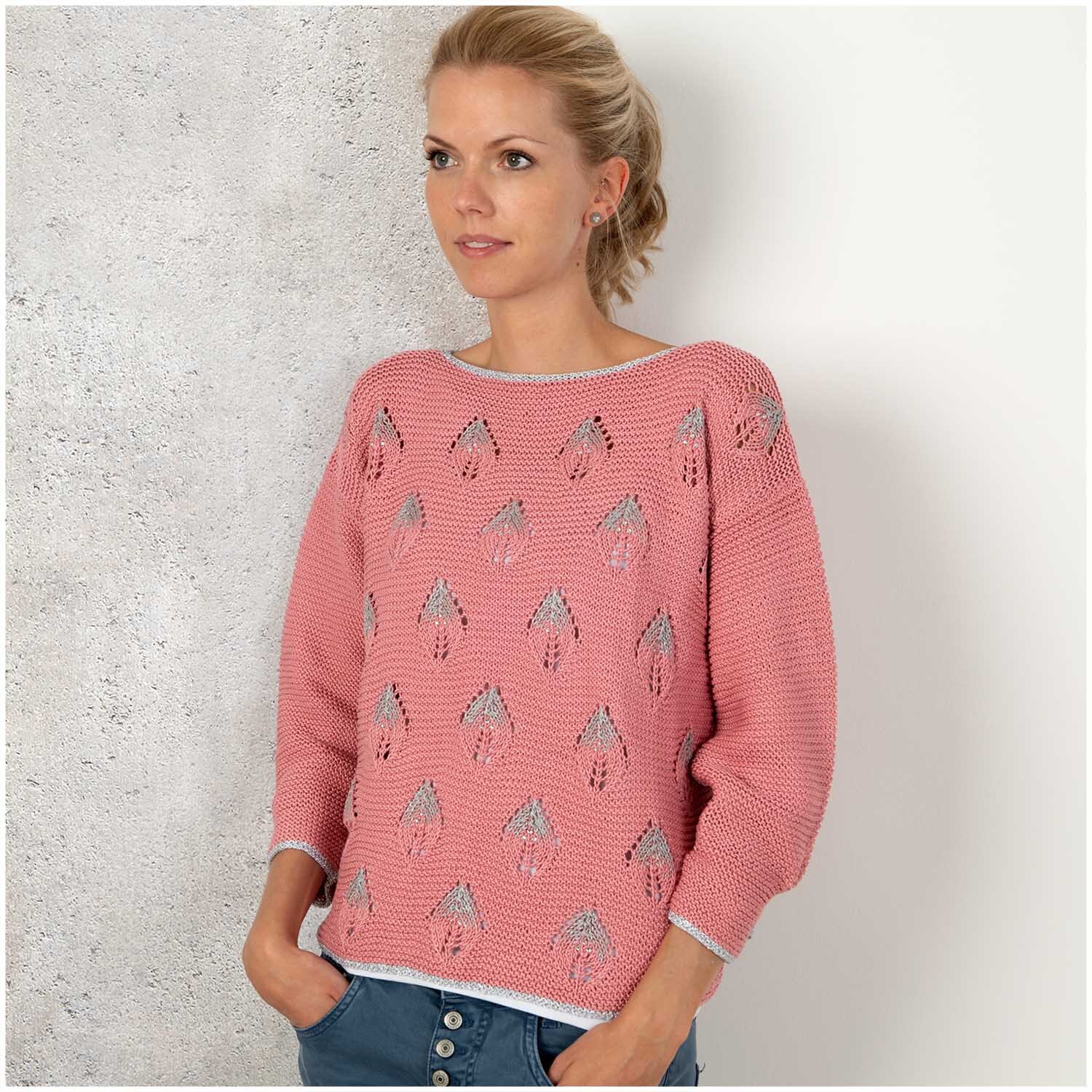 Strickanleitung Pullover aus Mille Fili & Vegas: Frau trägt rosa Pullover mit Muster, lässig und stilvoll kombiniert mit blauen Jeans.