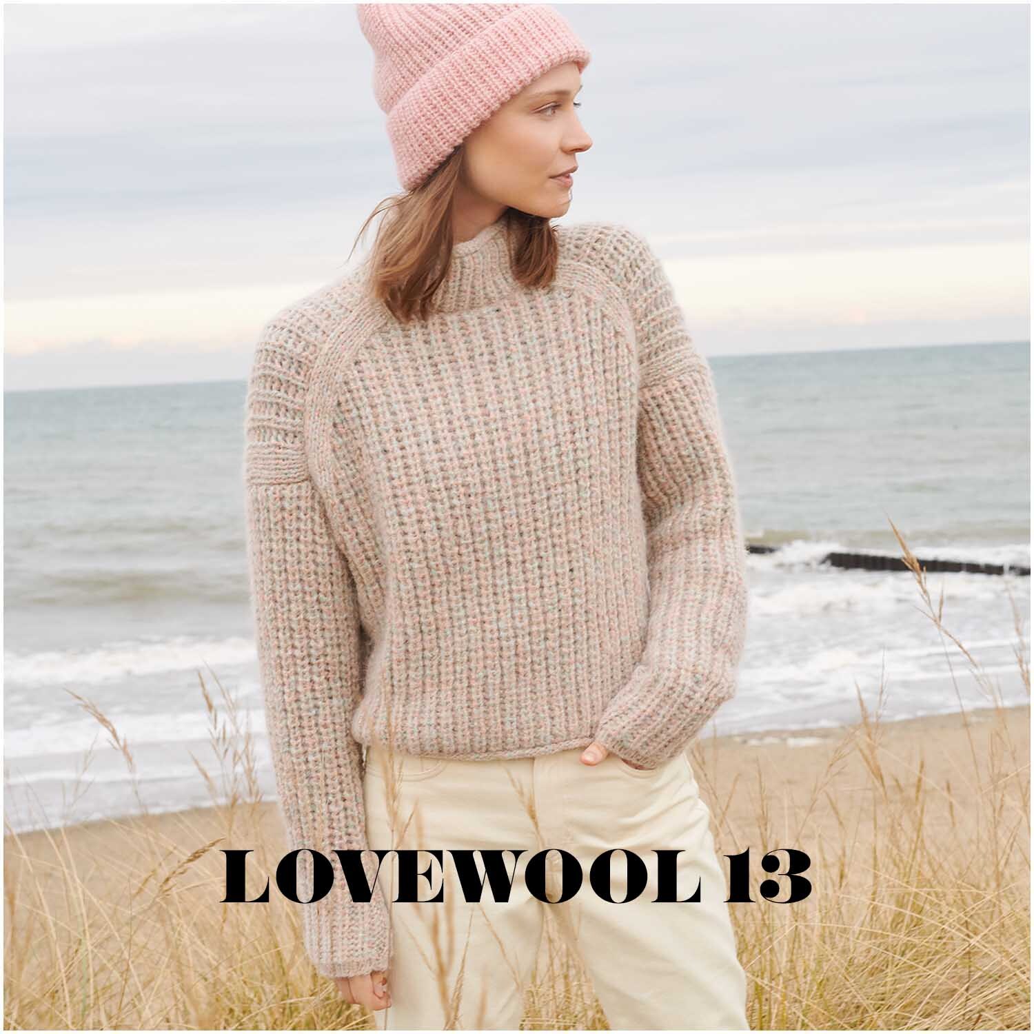 Fashion Alpaca BLING BLING: Frau in pastellfarbenem Strickpullover und Mütze am Strand. Ideal für kühle Tage.