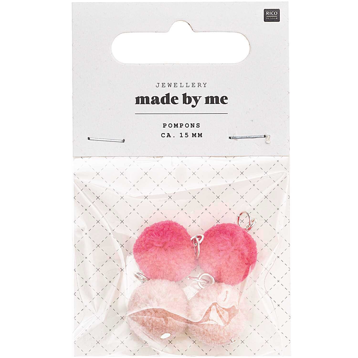 Mini-Pompons mit Öse 1,5cm 4 Stück von Rico Design in Rosa, verpackt in einer transparenten Tüte.